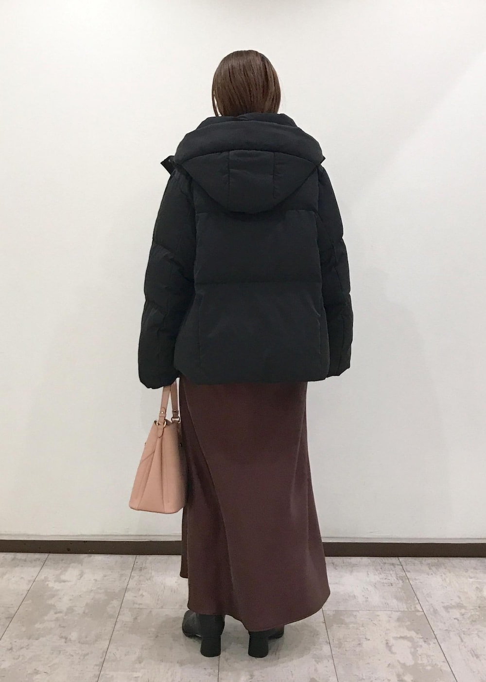 「ダウン、グリーンダウン、ショートダウン、ラメニット、ニットプルオーバー、スカート、シャイニースカート、ロングスカート、ショートブーツ、ブーツ、ハートバッグ、ハートカットバッグ、チャーム、カードケース、バッグチャーム」｜「Juzeのストレッチヒールショートブーツ（ブーツ、ブラック系）」を使った、はっちゃんさん（レディース・159cm）の秋コーディネートの6枚目の写真