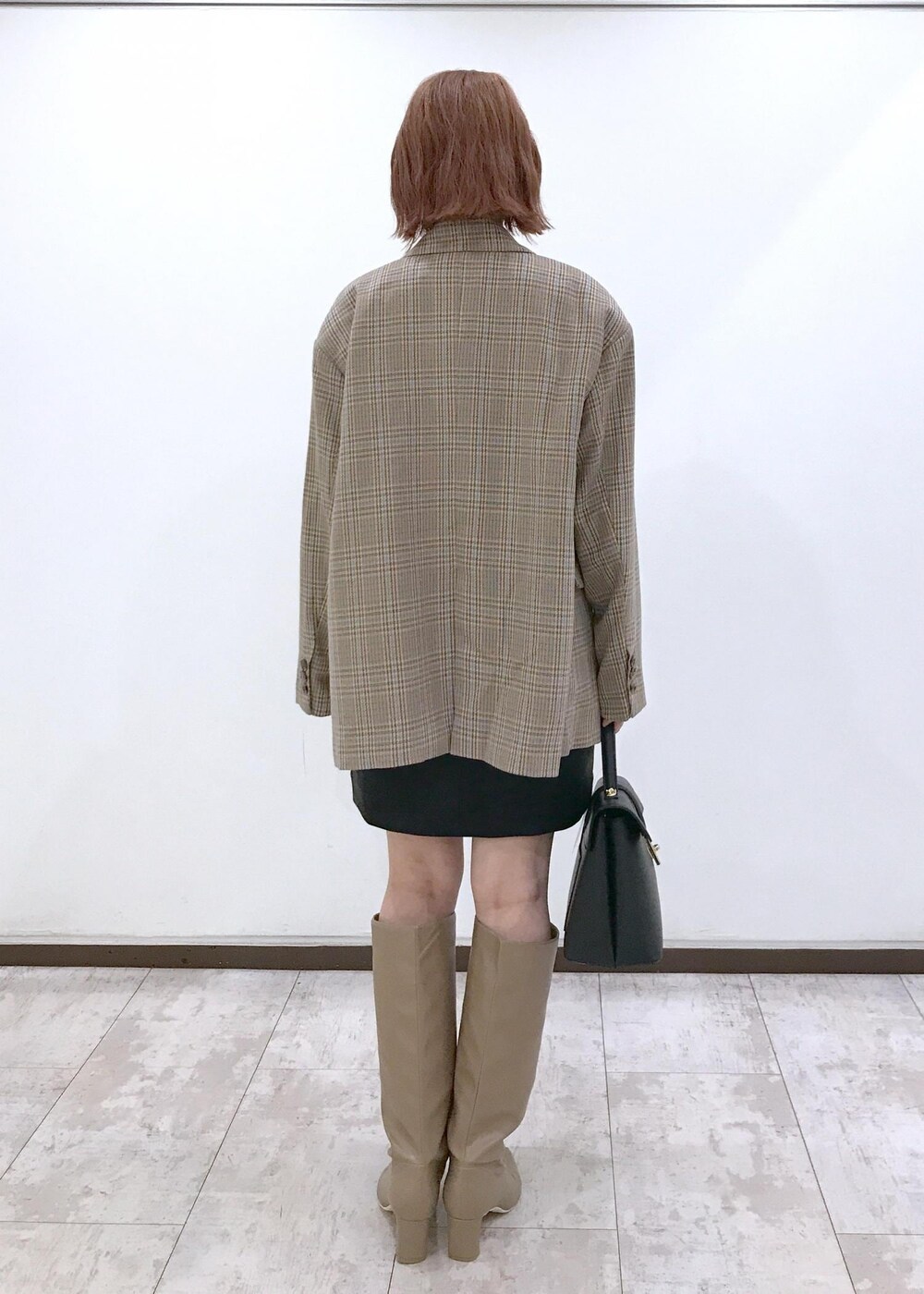 「WMトップス_pickup、W雑貨_pickup、ベージュ、長袖、ロング、ジャケット、チェック、ポケット、ボタン、ロング丈、テーラード、ダブルボタン、ブラック、膝丈、レザー」｜「Juzeのワイドロングブーツ（ブーツ、ベージュ系）」を使った、はっちゃんさん（レディース・159cm）の秋コーディネートの4枚目の写真
