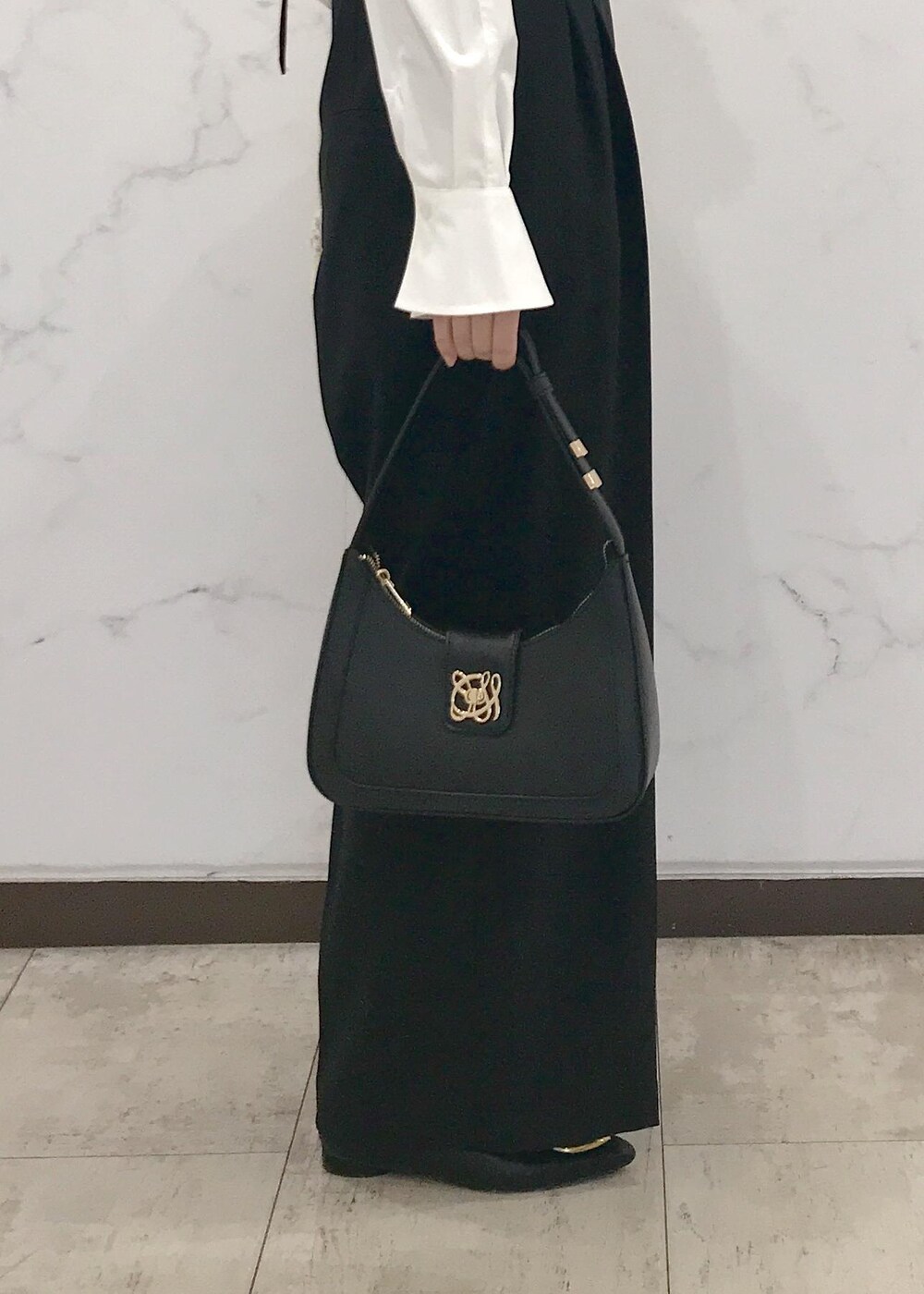 「セレモニー、ハレの日、初春コーデ、春コーデ、お仕事コーデ、セレモニーコーデ、卒業式コーデ、卒園式コーデ、入学式コーデ、入園式コーデ、パンツスタイル、体型カバー、ワントーンコーデ、モノトーンコーデ、シンプルコーデ」｜「VISの【新色追加】ハンドルリボンワンショルダーバッグ（ハンドバッグ、ブラック系）」を使った、はっちゃんさん（レディース・159cm）の冬コーディネートの8枚目の写真