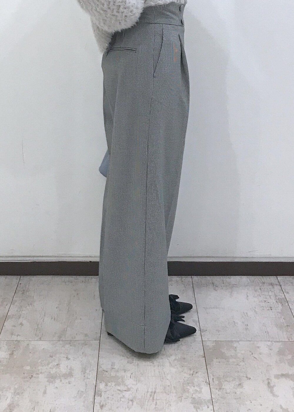「ニット、ワイドパンツ、ベレー帽、ハートバッグ、ショートブーツ、ハイウエスト、グレー、ライトグレー、ブラック、サックス、初秋コーデ、秋コーデ、初冬コーデ、冬コーデ、お仕事コーデ」｜「VISのベーシックウールベレー帽（ハンチング/ベレー帽、ブラック系）」を使った、はっちゃんさん（レディース・159cm）の秋コーディネートの10枚目の写真