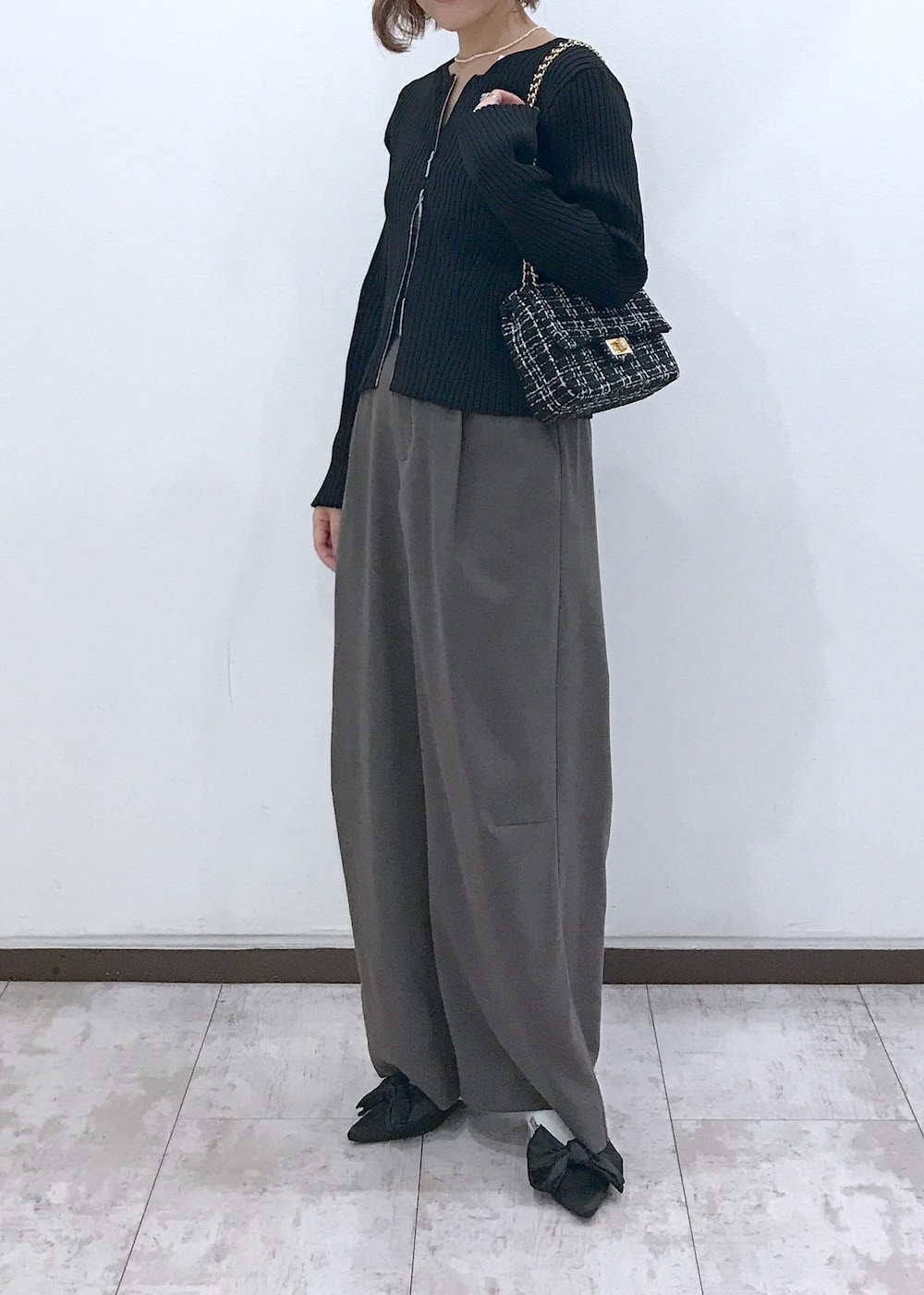 「アンサンブル、ツイード、ブラウン、パンプス、リボン、リボンパンプス、ミュール、ブラック、チェーン、チェーンバッグ、ニット、長袖、クルーネック、ワイド、十分丈」｜「Juzeのサテンリボンミュール（サンダル、ブラック系）」を使った、はっちゃんさん（レディース・159cm）の秋コーディネートの2枚目の写真