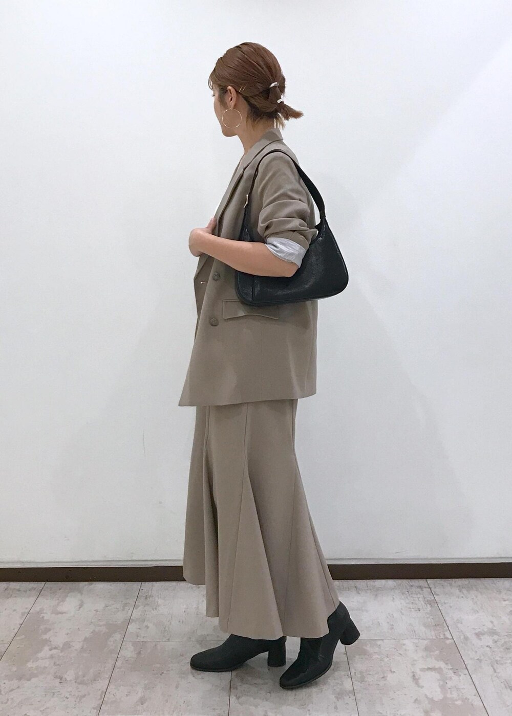 「ジャケット、羽織り、マーメイドスカート、ワンハンドル、ショートブーツ、ヒール、ベージュ、ホワイト、ブラック、初秋コーデ、秋コーデ、初冬コーデ、お仕事コーデ、デートコーデ、お出かけコーデ」｜「VISの【洗える】カップ付きバックオープンキャミソール（キャミソール、ホワイト系）」を使った、はっちゃんさん（レディース・159cm）の秋コーディネートの2枚目の写真