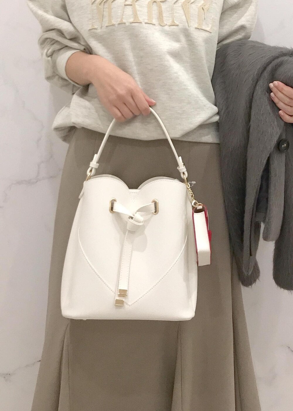 「きれいめカジュアル、マーメイドスカート、タートルネック、レイヤードスタイル、ショートコート、ベージュ、チャコール、ボーダー、ホワイト、バッグチャーム、秋コーデ、初冬コーデ、冬コーデ、お仕事コーデ、授業参観日コーデ」｜「VISの【ご好評につき追加生産】【2WAY】ハートカットバッグ（ショルダーバッグ、ホワイト系）」を使った、はっちゃんさん（レディース・159cm）の冬コーディネートの10枚目の写真