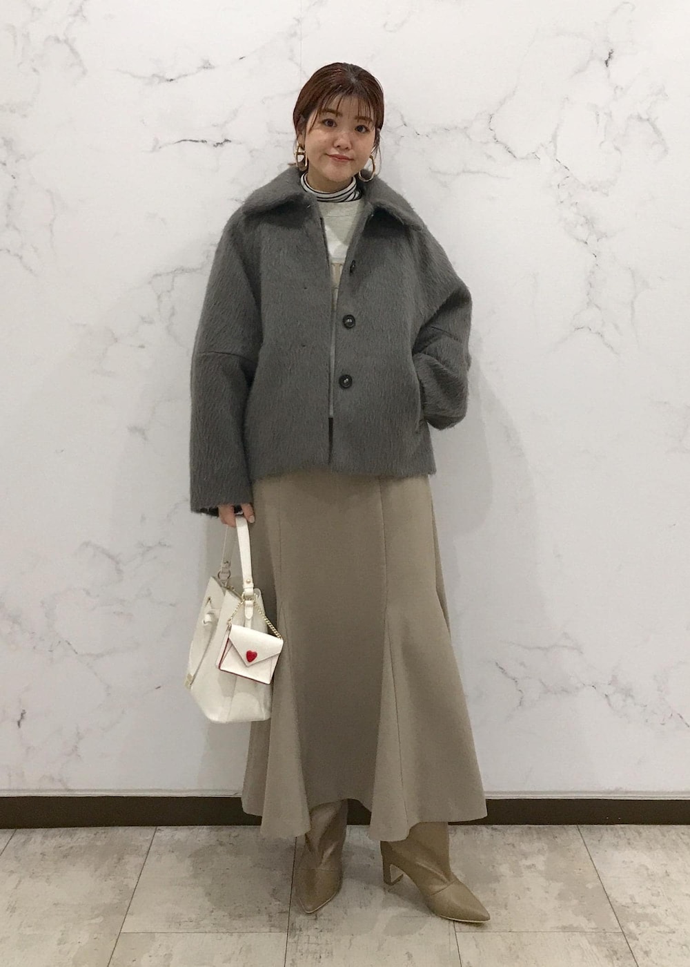 「きれいめカジュアル、マーメイドスカート、タートルネック、レイヤードスタイル、ショートコート、ベージュ、チャコール、ボーダー、ホワイト、バッグチャーム、秋コーデ、初冬コーデ、冬コーデ、お仕事コーデ、授業参観日コーデ」｜「VISの【ご好評につき追加生産】【2WAY】ハートカットバッグ（ショルダーバッグ、ホワイト系）」を使った、はっちゃんさん（レディース・159cm）の冬コーディネートの7枚目の写真