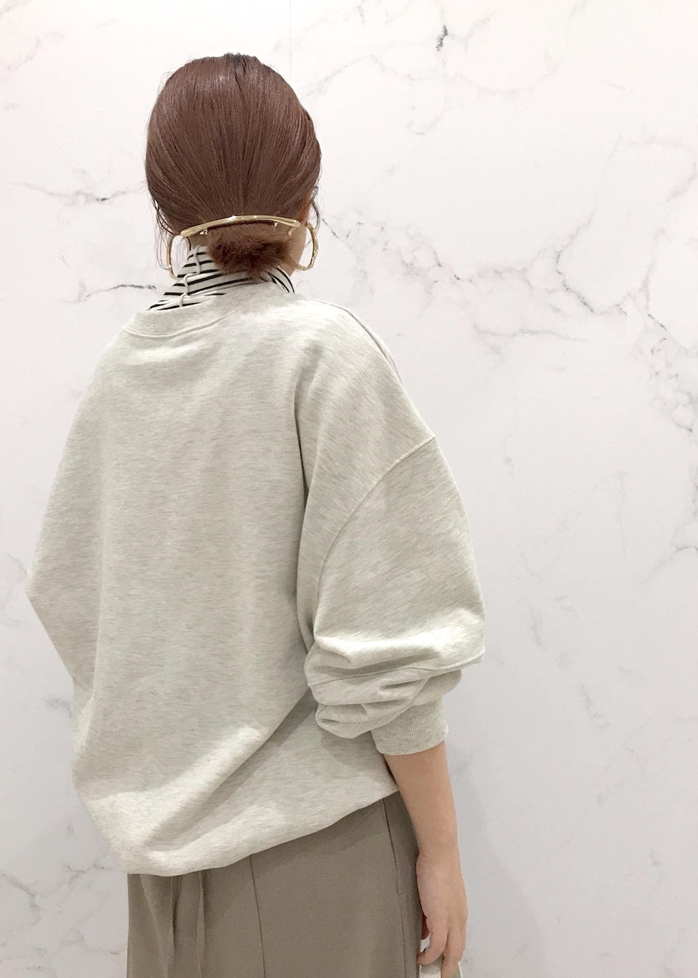 「キナリ、ボーダー、ベージュ、グレー、ホワイト、バッグチャーム、ワンハンドルバッグ、ハイネック、タートルネック、きれいめカジュアル、マーメイドスカート、25_2w_MD_pickup、初春コーデ、初冬コーデ、冬コーデ」｜「VISのオーバルメタルフープピアス（ピアス（両耳用）、ゴールド系）」を使った、はっちゃんさん（レディース・159cm）の冬コーディネートの9枚目の写真
