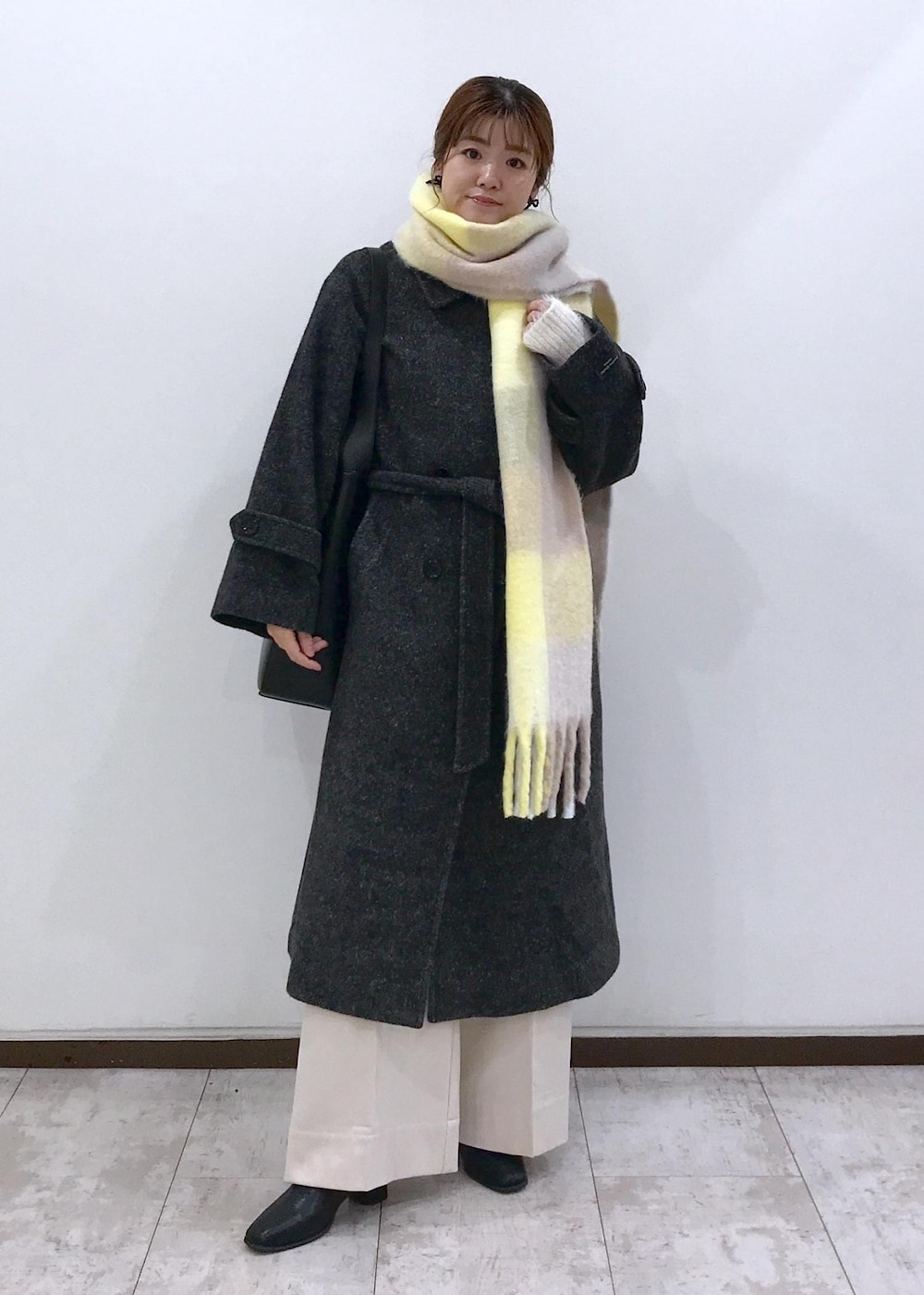 「初冬コーデ、冬コーデ、お仕事コーデ、就活コーデ、デートコーデ、お出かけコーデ、旅行コーデ、女子会コーデ、大人カジュアル、パンツスタイル、体型カバー、カジュアルコーデ、フェミニンコーデ、シンプルコーデ、きれいめコーデ」｜「VISのビーズリボンピアス（ピアス（両耳用）、ブラック系）」を使った、はっちゃんさん（レディース・159cm）の秋コーディネートの7枚目の写真