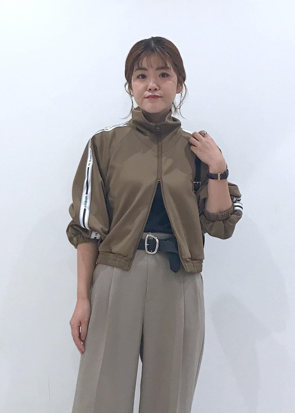 「ホワイト、ブラウン、ベージュ、ブラック、ボアジャケット、ボア、トラックジャケット、シアー、スラックス、ハイウエストパンツ、ベルト、ワンハンドルバッグ、バッグ、ショートブーツ、ブーツ」｜「Juzeのストレッチヒールショートブーツ（ブーツ、ブラック系）」を使った、はっちゃんさん（レディース・159cm）の秋コーディネートの9枚目の写真
