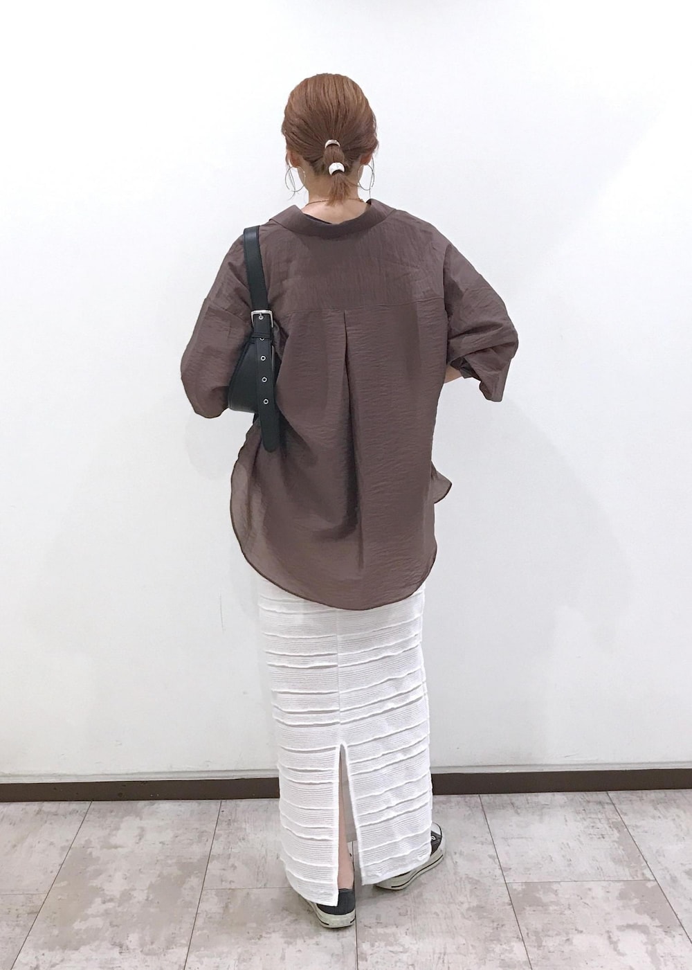 「ワンハンドル、ワンハンドルバッグ、セール、sale、バンドT、ブラウン、長袖、シャツ、オーバーサイズ、襟、ロング、タイトスカート、スリット、マキシ、初秋コーデ」｜「VISのステンレスデザインチェーンネックレス（ネックレス、ゴールド系）」を使った、はっちゃんさん（レディース・159cm）の夏コーディネートの3枚目の写真