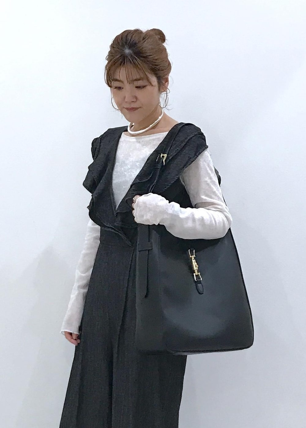 「ベロア、シアーベロア、シアーベロアロンT、ブラック、ホワイト、長袖、カットソー、パンツ、ワイド、十分丈、オールインワン、サロペット、オーバーオール、初秋コーデ、秋コーデ」｜「VISの【洗える】カップ付きバックオープンキャミソール（キャミソール、ブラック系）」を使った、はっちゃんさん（レディース・159cm）の秋コーディネートの5枚目の写真