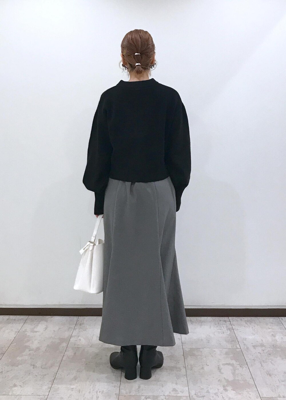 「ブラック、グレー、ホワイト、ショートブーツ、ヒール、ニット、マーメイドスカート、ハートバッグ、ワンハンドル、ピアス、リボン、ハート、ブルべ冬、ハンドバッグ、24バッグ_pickup」｜「VISの【ご好評につき追加生産】【2WAY】ハートカットバッグ（ショルダーバッグ、ホワイト系）」を使った、はっちゃんさん（レディース・159cm）の秋コーディネートの4枚目の写真