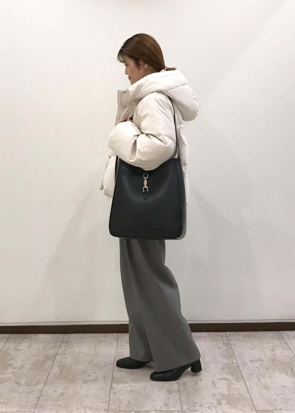 「初冬コーデ、冬コーデ、お仕事コーデ、デートコーデ、お出かけコーデ、旅行コーデ、お正月・初詣コーデ、女子会コーデ、大人カジュアル、レイヤード、パンツスタイル、体型カバー、モノトーンコーデ、カジュアルコーデ、ヘルシーコーデ」｜「VISの【A4収納】ホーボーバッグ（トートバッグ、ブラック系）」を使った、はっちゃんさん（レディース・159cm）の冬コーディネートの2枚目の写真