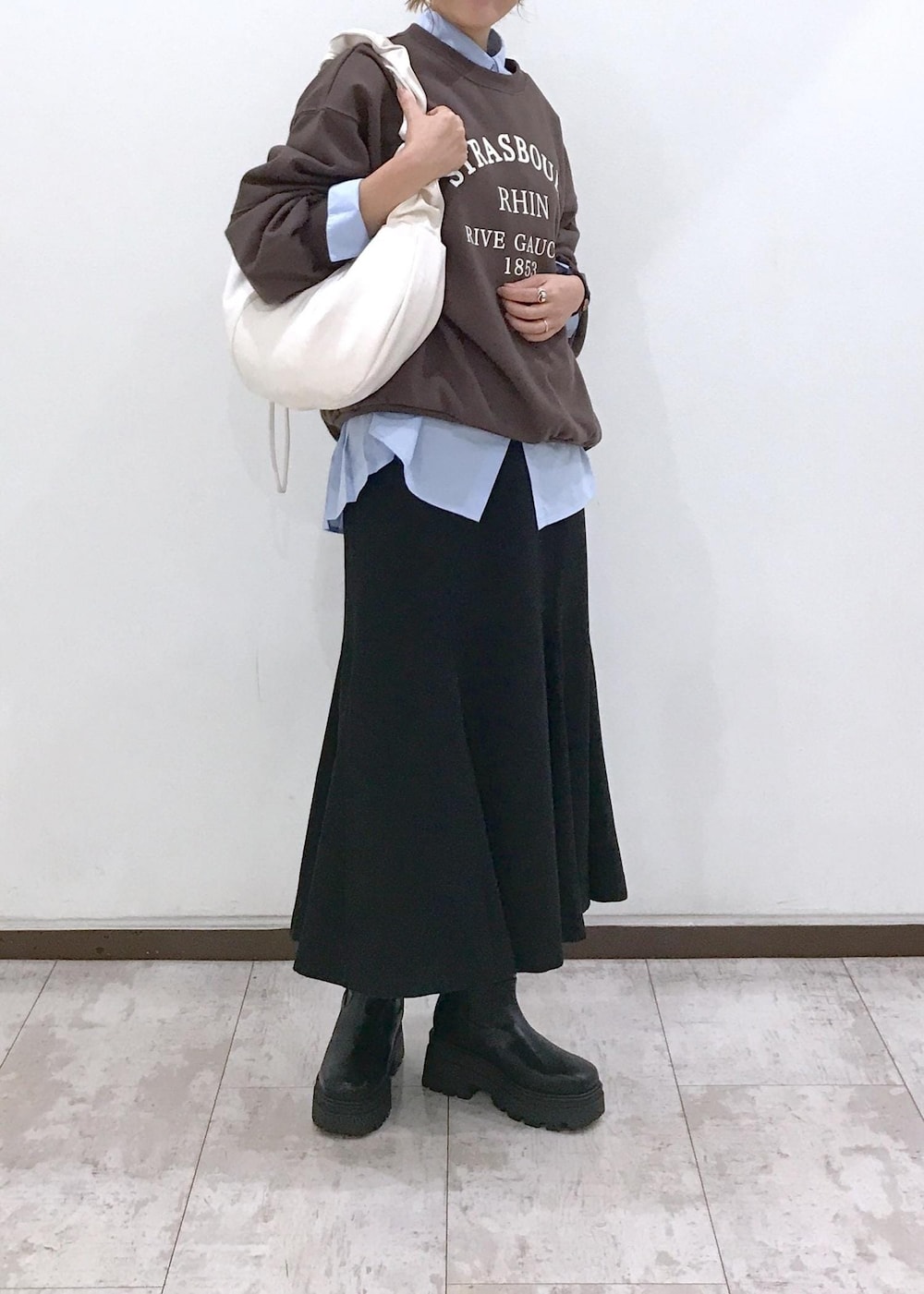 「ブラウン、ブルー、ブラック、ホワイト、マーメイドスカート、プリーツ、初秋コーデ、秋コーデ、初冬コーデ、デートコーデ、お出かけコーデ、旅行コーデ、女子会コーデ、大人カジュアル、レイヤード」｜「VISのビーズリボンピアス（ピアス（両耳用）、ブラック系）」を使った、はっちゃんさん（レディース・159cm）の秋コーディネートの9枚目の写真