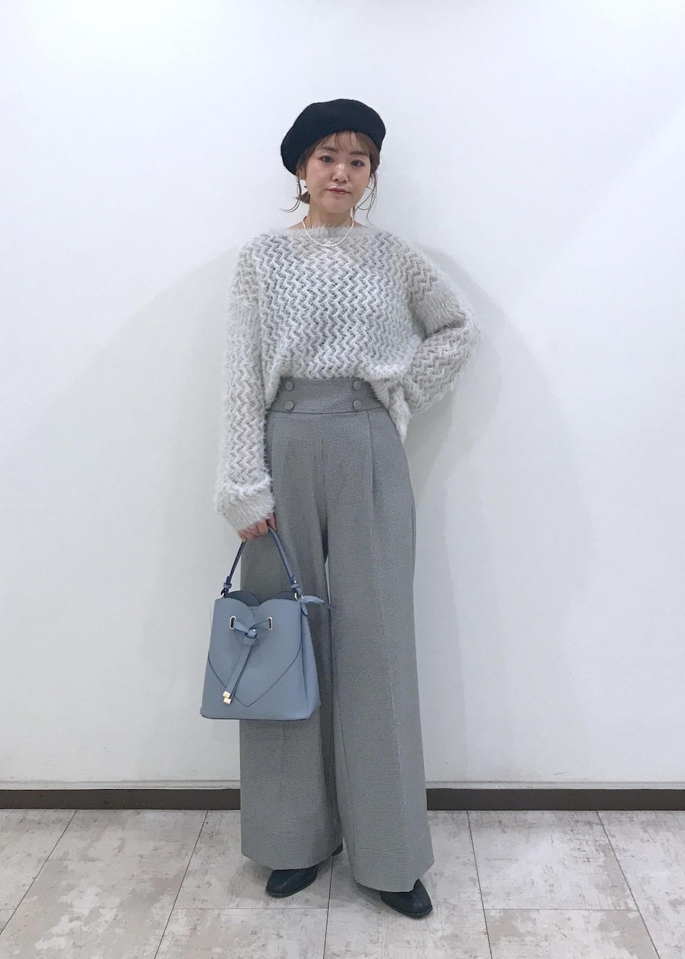 「ニット、ワイドパンツ、ベレー帽、ハートバッグ、ショートブーツ、ハイウエスト、グレー、ライトグレー、ブラック、サックス、初秋コーデ、秋コーデ、初冬コーデ、冬コーデ、お仕事コーデ」｜「VISのベーシックウールベレー帽（ハンチング/ベレー帽、ブラック系）」を使った、はっちゃんさん（レディース・159cm）の秋コーディネートの2枚目の写真