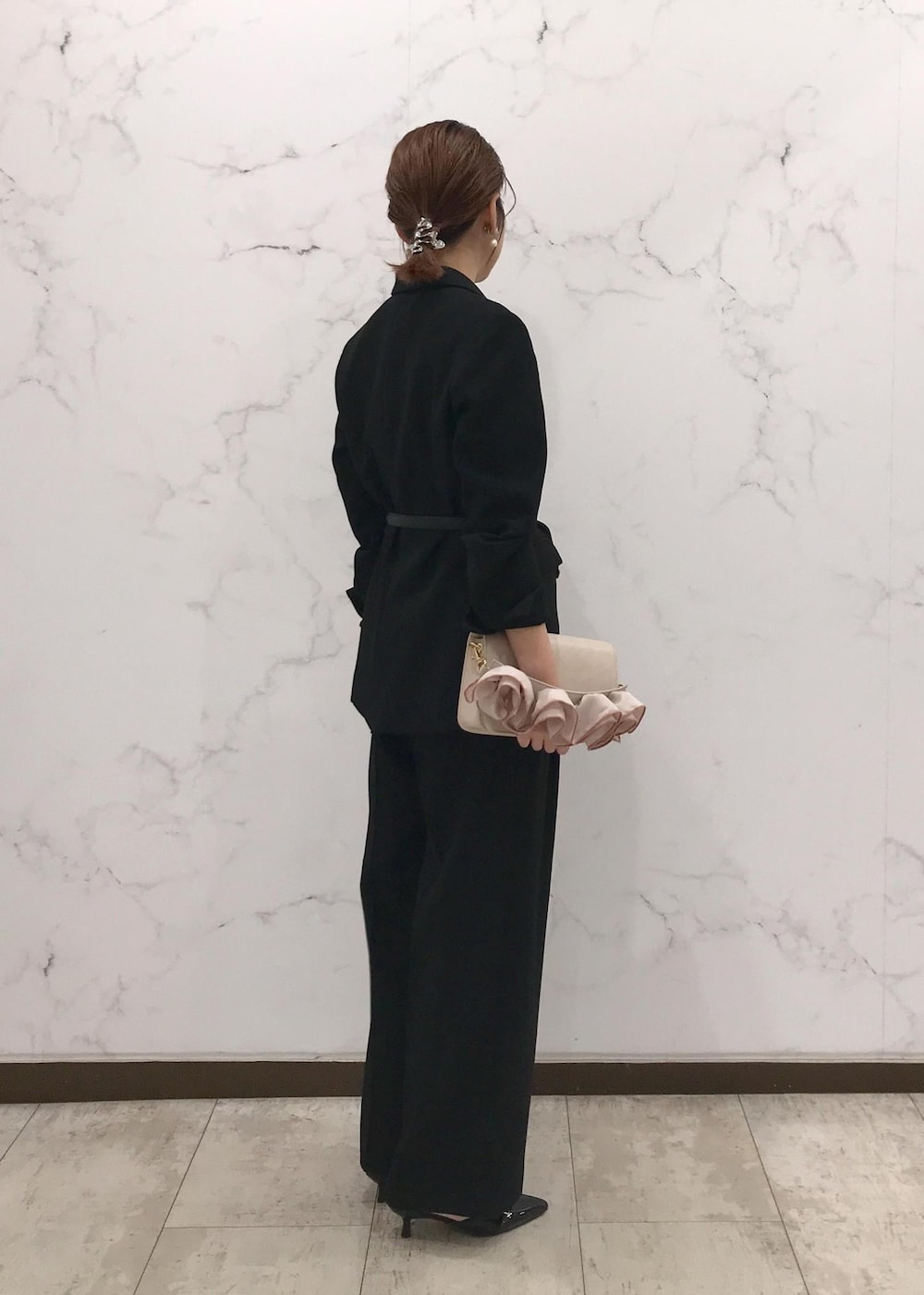 「ハレの日、ブラック、初春コーデ、初冬コーデ、冬コーデ、お仕事コーデ、就活コーデ、セレモニーコーデ、卒業式コーデ、卒園式コーデ、入学式コーデ、入園式コーデ、パンツスタイル、体型カバー、セレモニー」｜「VISのビジュー×淡水パールイヤリング（イヤリング、シルバー系）」を使った、はっちゃんさん（レディース・159cm）の冬コーディネートの4枚目の写真