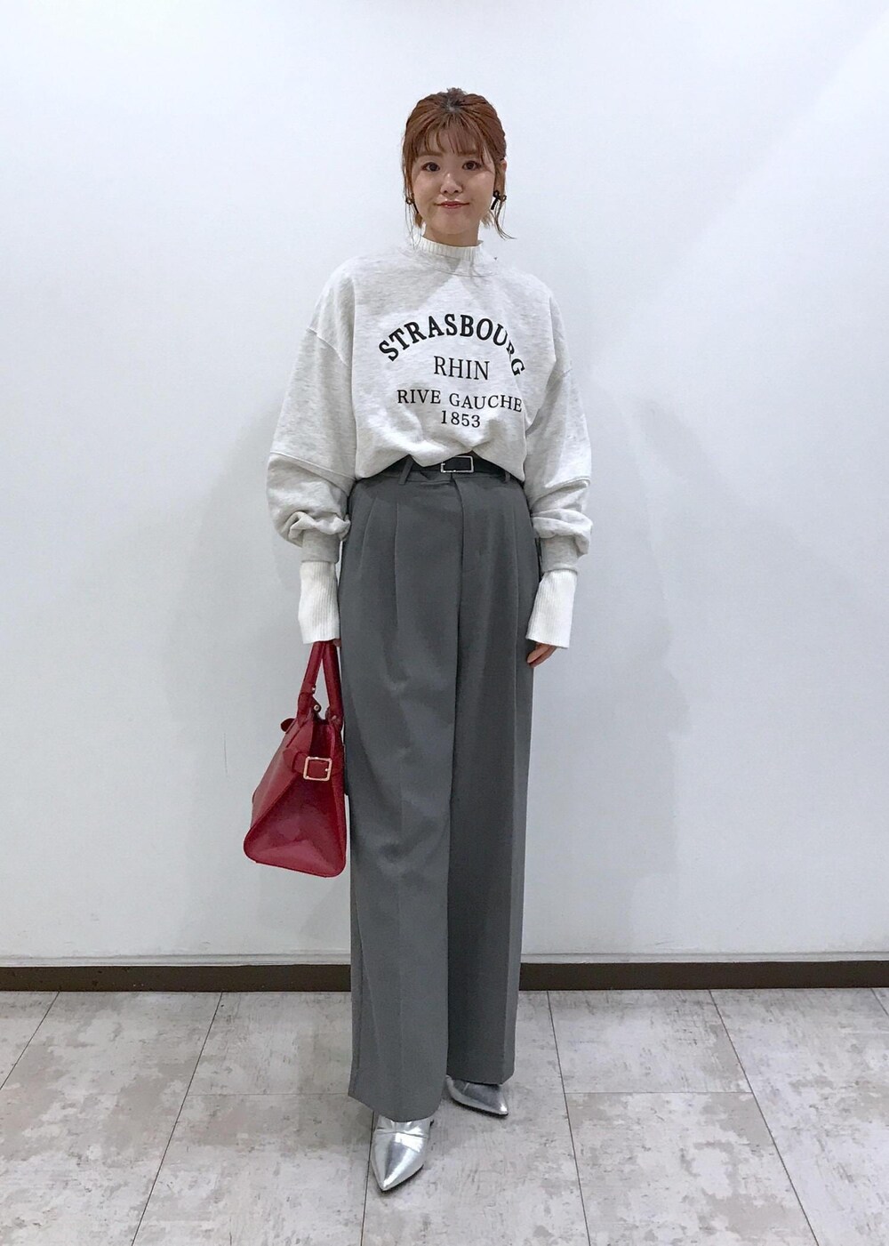 「シルバー、ロングブーツ、ホワイト、プルオーバー、長袖、レッド、クルーネック、プリント、ハイネック、グレー、ワイド、十分丈、ハイウエスト、タック、ストレート」｜「VISのビーズリボンピアス（ピアス（両耳用）、ブラック系）」を使った、はっちゃんさん（レディース・159cm）の秋コーディネートの6枚目の写真