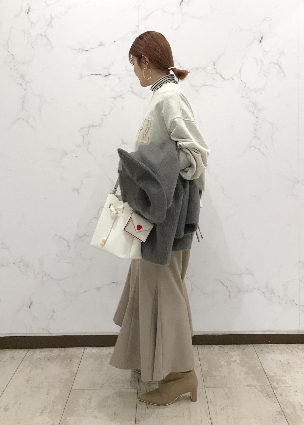 「キナリ、ボーダー、ベージュ、グレー、ホワイト、バッグチャーム、ワンハンドルバッグ、ハイネック、タートルネック、きれいめカジュアル、マーメイドスカート、25_2w_MD_pickup、初春コーデ、初冬コーデ、冬コーデ」｜「VISのオーバルメタルフープピアス（ピアス（両耳用）、ゴールド系）」を使った、はっちゃんさん（レディース・159cm）の冬コーディネートの2枚目の写真