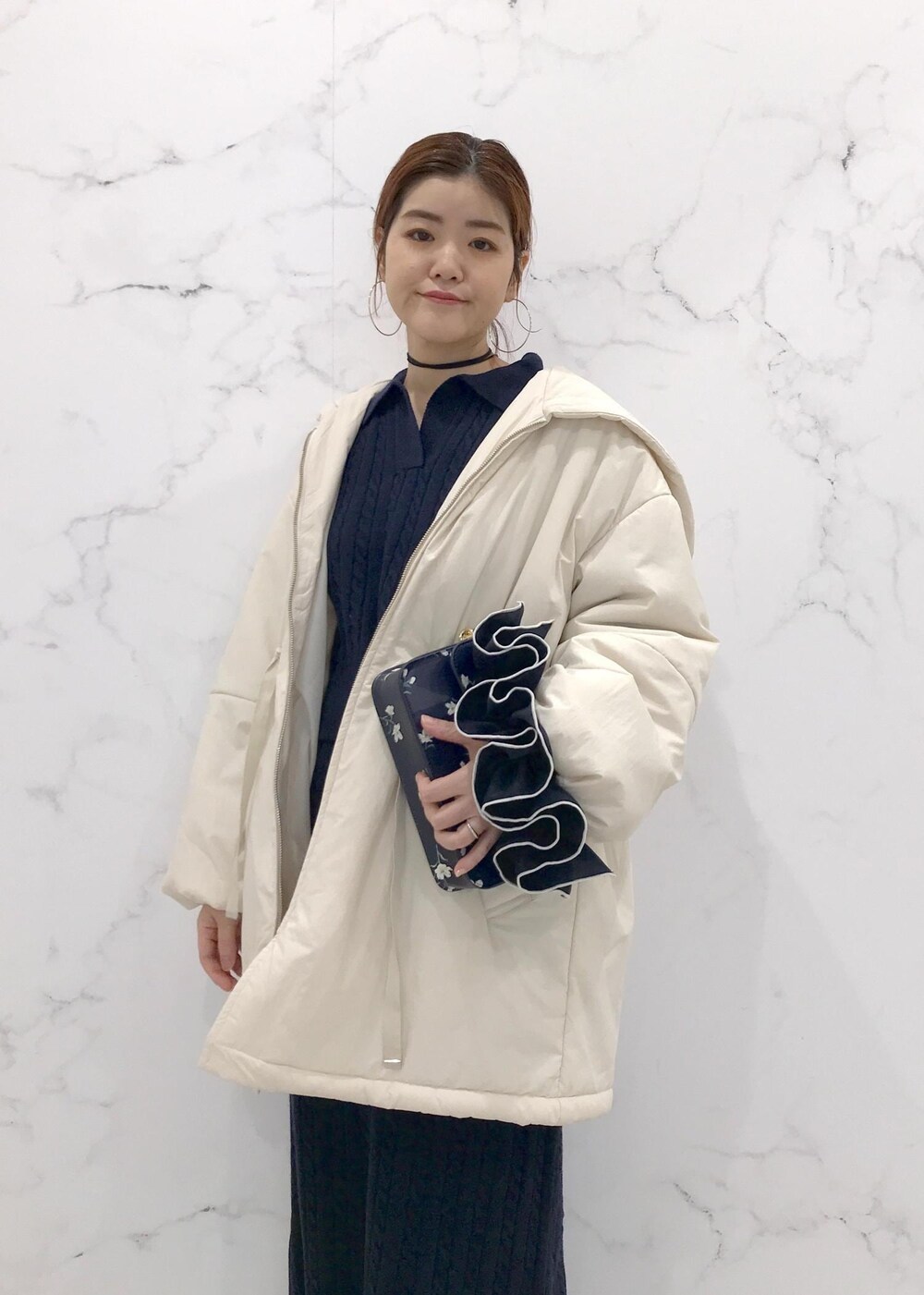「きれいめカジュアル、ケーブルニット、花柄、ネイビー、ホワイト、ベージュ、初春コーデ、初冬コーデ、冬コーデ、お仕事コーデ、デートコーデ、お出かけコーデ、旅行コーデ、女子会コーデ、大人カジュアル」｜「VISのメタルポイントラリエット（ネックレス、シルバー系）」を使った、はっちゃんさん（レディース・159cm）の冬コーディネートの10枚目の写真