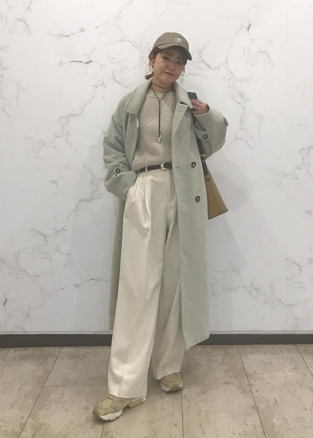 「きれいめカジュアル、ライトグレー、ベージュ、ワイドパンツ、初春コーデ、秋コーデ、初冬コーデ、冬コーデ、デートコーデ、お出かけコーデ、旅行コーデ、女子会コーデ、大人カジュアル、パンツスタイル、体型カバー」｜「VISの【新色追加/追加生産】リバーシブルハンドルワンショルダーバッグ【A4対応】（ショルダーバッグ、イエロー系）」を使った、はっちゃんさん（レディース・159cm）の冬コーディネートの2枚目の写真