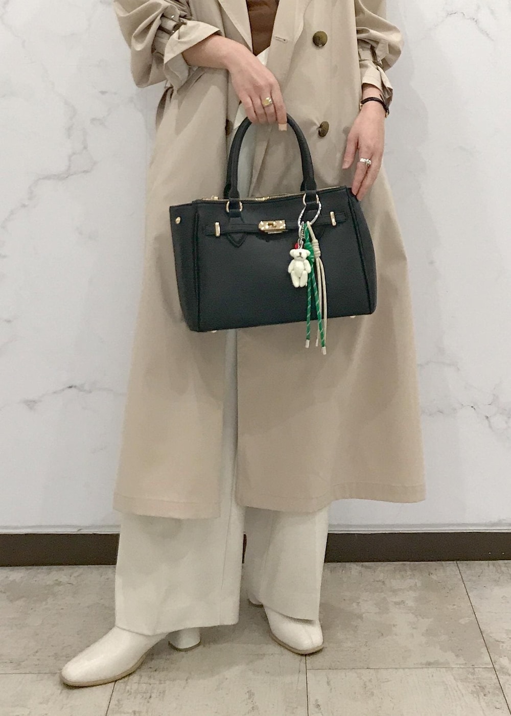 「きれいめカジュアル、トレンチ、初春コーデ、春コーデ、お仕事コーデ、授業参観日コーデ、デートコーデ、お出かけコーデ、旅行コーデ、女子会コーデ、大人カジュアル、パンツスタイル、体型カバー、カジュアルコーデ、きれいめコーデ」｜「VISのオーバルメタルフープピアス（ピアス（両耳用）、ゴールド系）」を使った、はっちゃんさん（レディース・159cm）の冬コーディネートの10枚目の写真