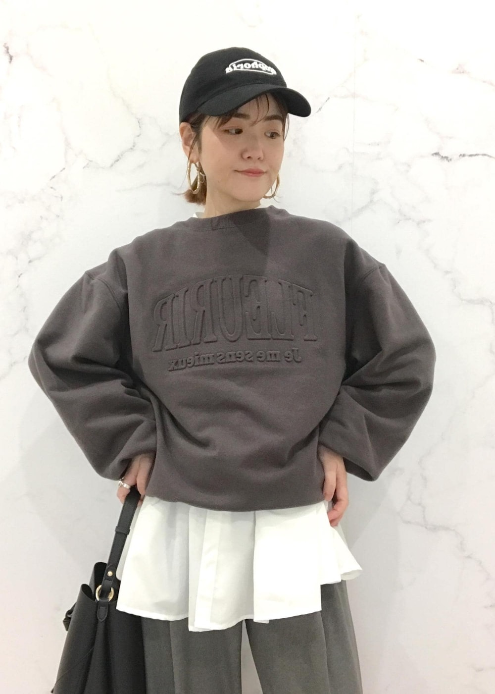 「きれいめカジュアル、モノトーン、ワントーン、初冬コーデ、冬コーデ、お出かけコーデ、旅行コーデ、女子会コーデ、大人カジュアル、レイヤード、パンツスタイル、体型カバー、ワントーンコーデ、モノトーンコーデ、カジュアルコーデ」｜「Juzeの【HARUTA】ポインテッドトゥローファー【抗菌防臭】（ローファー、ブラック系）」を使った、はっちゃんさん（レディース・159cm）の冬コーディネートの10枚目の写真