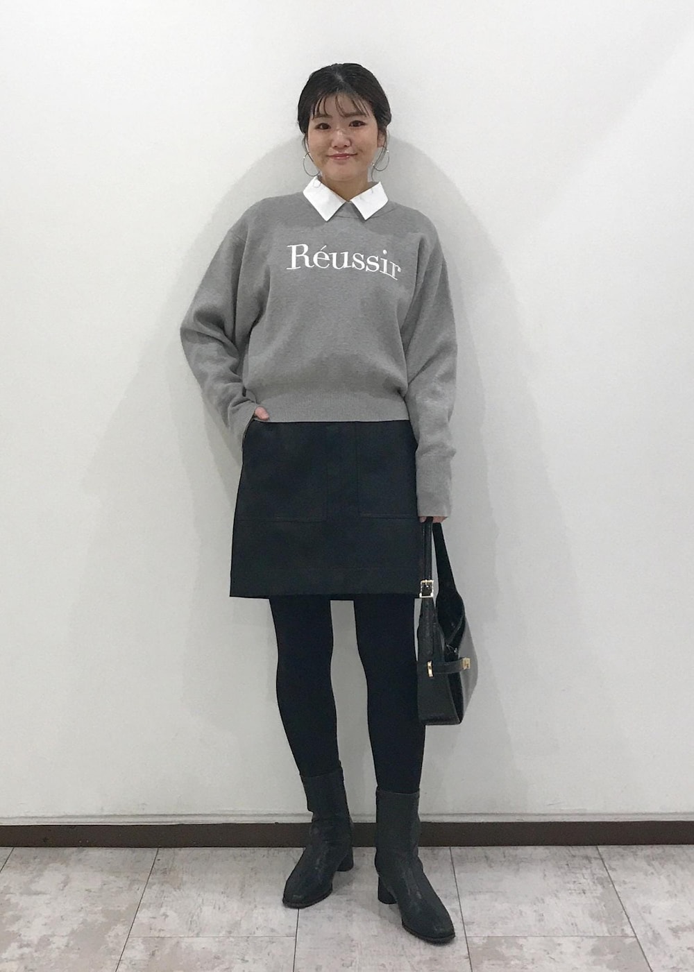 「コート、ショートコート、ロゴニット、ニット、ロゴ、シャーリングシャツ、ミニスカート、ワンハンドルバッグ、ショートブーツ、レイヤードコーデ、秋コーデ、初冬コーデ、冬コーデ、お仕事コーデ、デートコーデ」｜「Juzeのストレッチヒールショートブーツ（ブーツ、ブラック系）」を使った、はっちゃんさん（レディース・159cm）の冬コーディネートの9枚目の写真