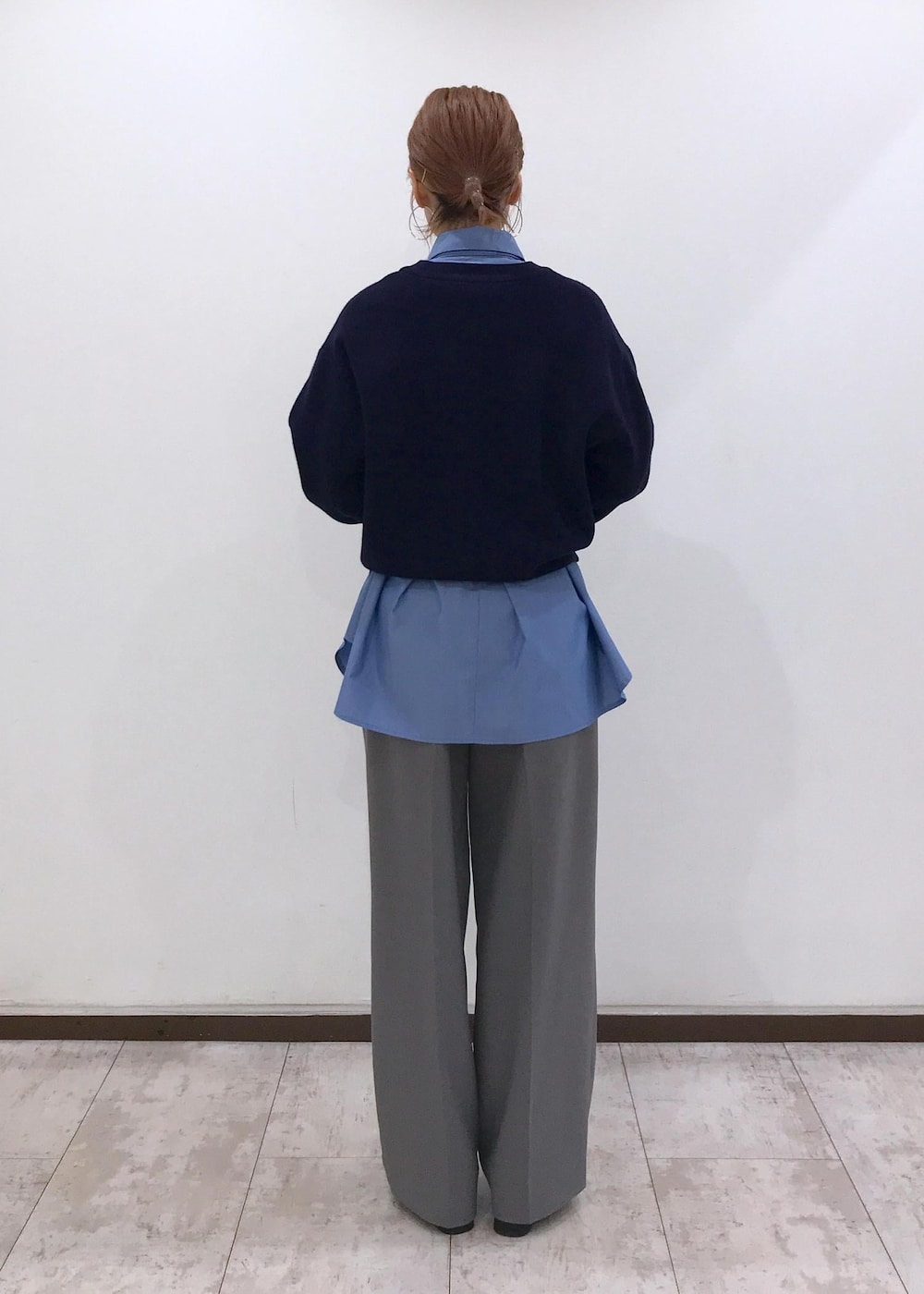 「ボウタイ、ボウタイブラウス、ロゴニット、ニット、ロゴ、ブラウス、ショートブーツ、キルティングバッグ、キルティング、ブルー、ネイビー、グレー、ブラック、シルバー、初秋コーデ」｜「VISのチェーンショルダーキルティングバッグ（ショルダーバッグ、ブラック系）」を使った、はっちゃんさん（レディース・159cm）の秋コーディネートの3枚目の写真
