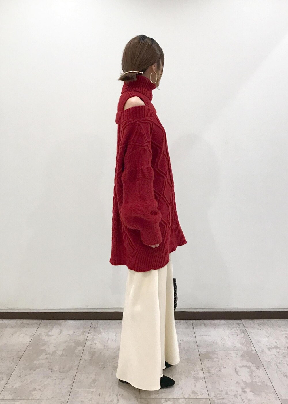 「ニットワンピース、タートルネック、ロングスカート、チェーンバッグ、ハートカットバッグ、ニット、秋コーデ、初冬コーデ、冬コーデ、デートコーデ、お出かけコーデ、旅行コーデ、クリスマスコーデ、お正月・初詣コーデ、女子会コーデ」｜「VISのオーバルメタルフープピアス（ピアス（両耳用）、ゴールド系）」を使った、はっちゃんさん（レディース・159cm）の秋コーディネートの5枚目の写真