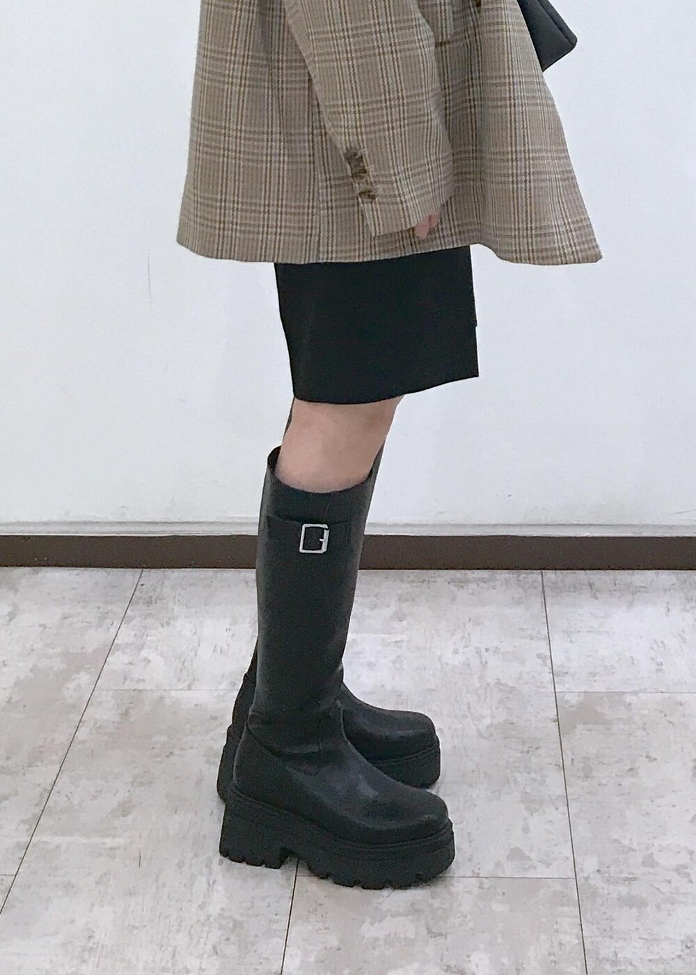 「ブラウン、スウェット、ブラック、ハーフパンツ、ロングブーツ、ブルー、シャツ、プリーツ、チェック、ジャケット、リボンピアス、リボン、初秋コーデ、秋コーデ、初冬コーデ」｜「VISのビーズリボンピアス（ピアス（両耳用）、ブラック系）」を使った、はっちゃんさん（レディース・159cm）の秋コーディネートの8枚目の写真