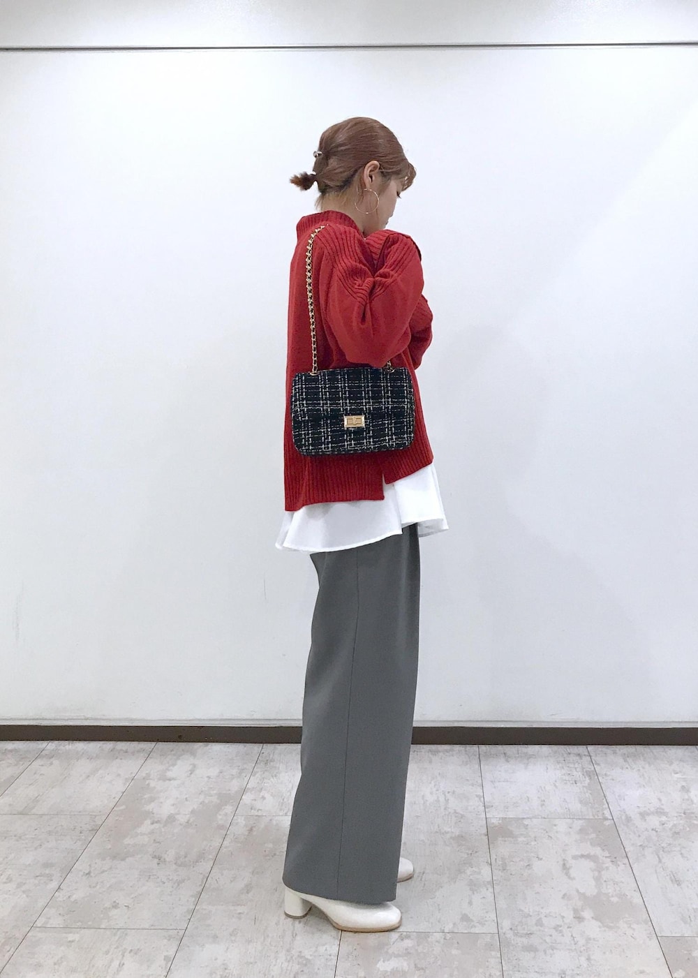 ホワイト系のブーツ、ホワイト系のシャツ/ブラウス、レッド系のニット/セーターを着用したレディースの秋コーディネートの5枚目の写真