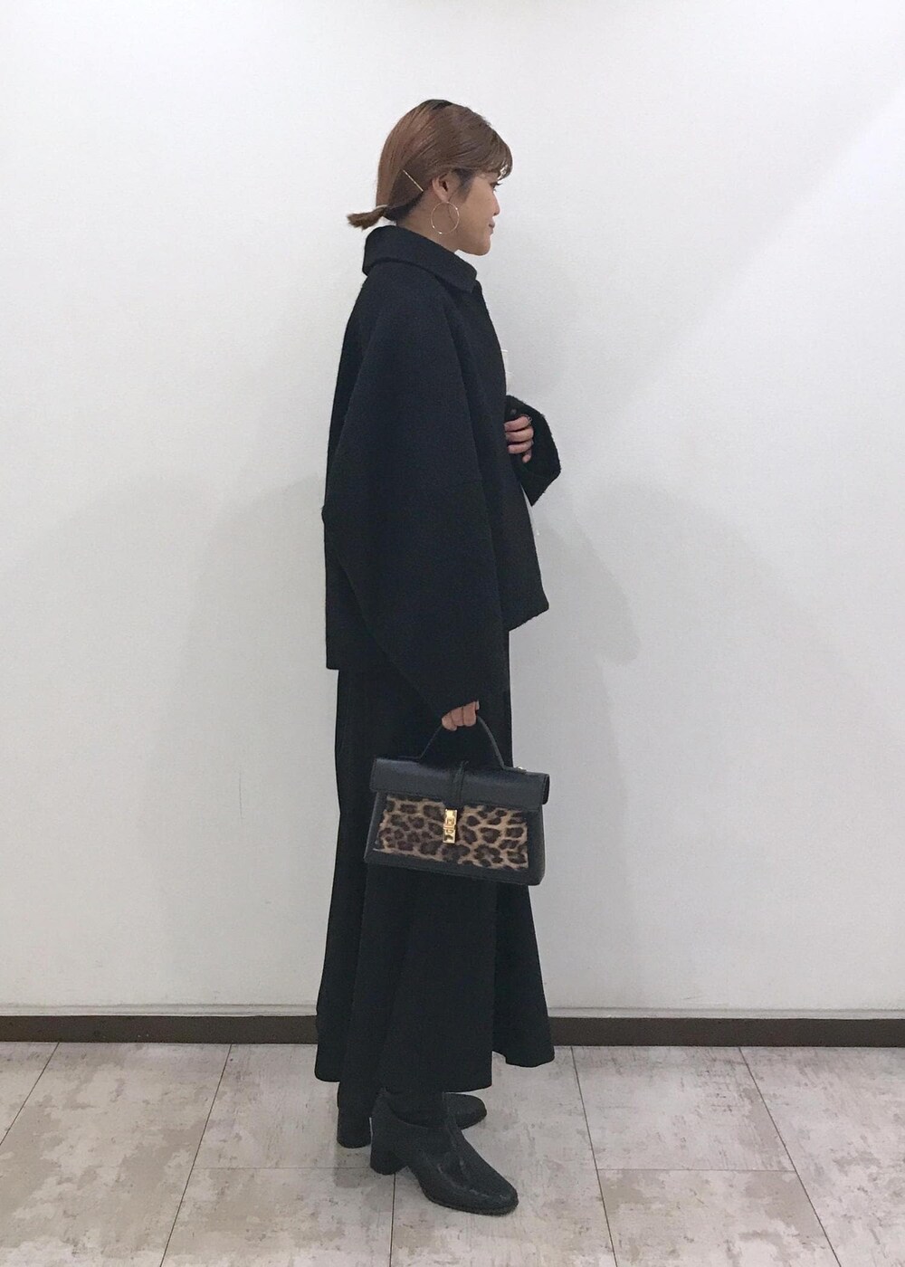 「ショートコート、コート、レイヤードトップス、マーメイドスカート、ミニバッグ、ショートブーツ、ブラック、ホワイト、レオパード、七五三、初秋コーデ、秋コーデ、初冬コーデ、冬コーデ、お仕事コーデ」｜「VISの【2WAY】ひねり金具ワンハンドルミニショルダーバッグ（ショルダーバッグ、その他）」を使った、はっちゃんさん（レディース・159cm）の秋コーディネートの4枚目の写真