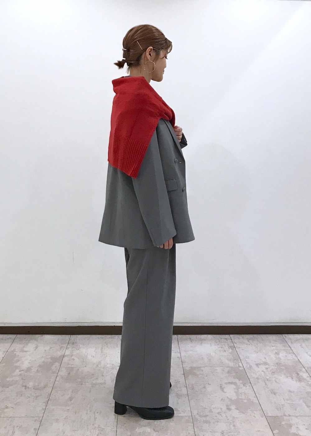 「グレー、ジャケット、ワイドパンツ、センタープレス、レッド、ニット、サイドスリット、ビスチェ、ブラック、ハートバッグ、ショートブーツ、ヒール、リボン、初秋コーデ、秋コーデ」｜「Juzeのストレッチヒールショートブーツ（ブーツ、ブラック系）」を使った、はっちゃんさん（レディース・159cm）の秋コーディネートの4枚目の写真