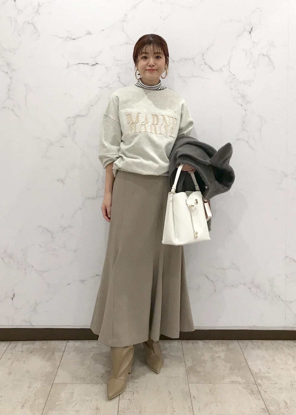 「きれいめカジュアル、マーメイドスカート、タートルネック、レイヤードスタイル、ショートコート、ベージュ、チャコール、ボーダー、ホワイト、バッグチャーム、秋コーデ、初冬コーデ、冬コーデ、お仕事コーデ、授業参観日コーデ」｜「VISの【ご好評につき追加生産】【2WAY】ハートカットバッグ（ショルダーバッグ、ホワイト系）」を使った、はっちゃんさん（レディース・159cm）の冬コーディネートの8枚目の写真