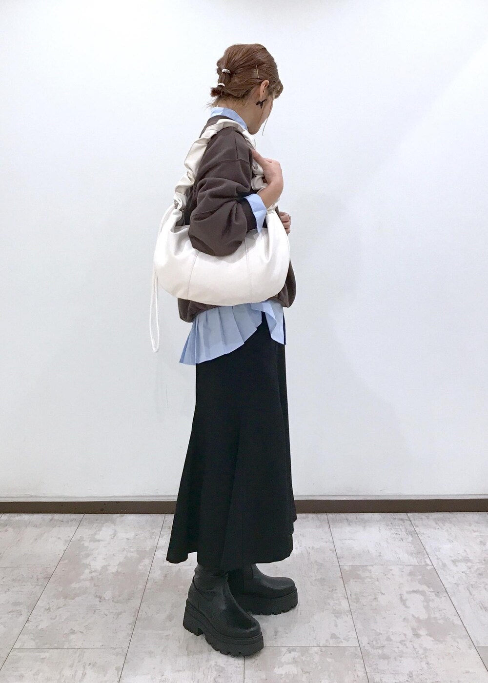 「ブラウン、ブルー、ブラック、ホワイト、マーメイドスカート、プリーツ、初秋コーデ、秋コーデ、初冬コーデ、デートコーデ、お出かけコーデ、旅行コーデ、女子会コーデ、大人カジュアル、レイヤード」｜「VISのビーズリボンピアス（ピアス（両耳用）、ブラック系）」を使った、はっちゃんさん（レディース・159cm）の秋コーディネートの4枚目の写真