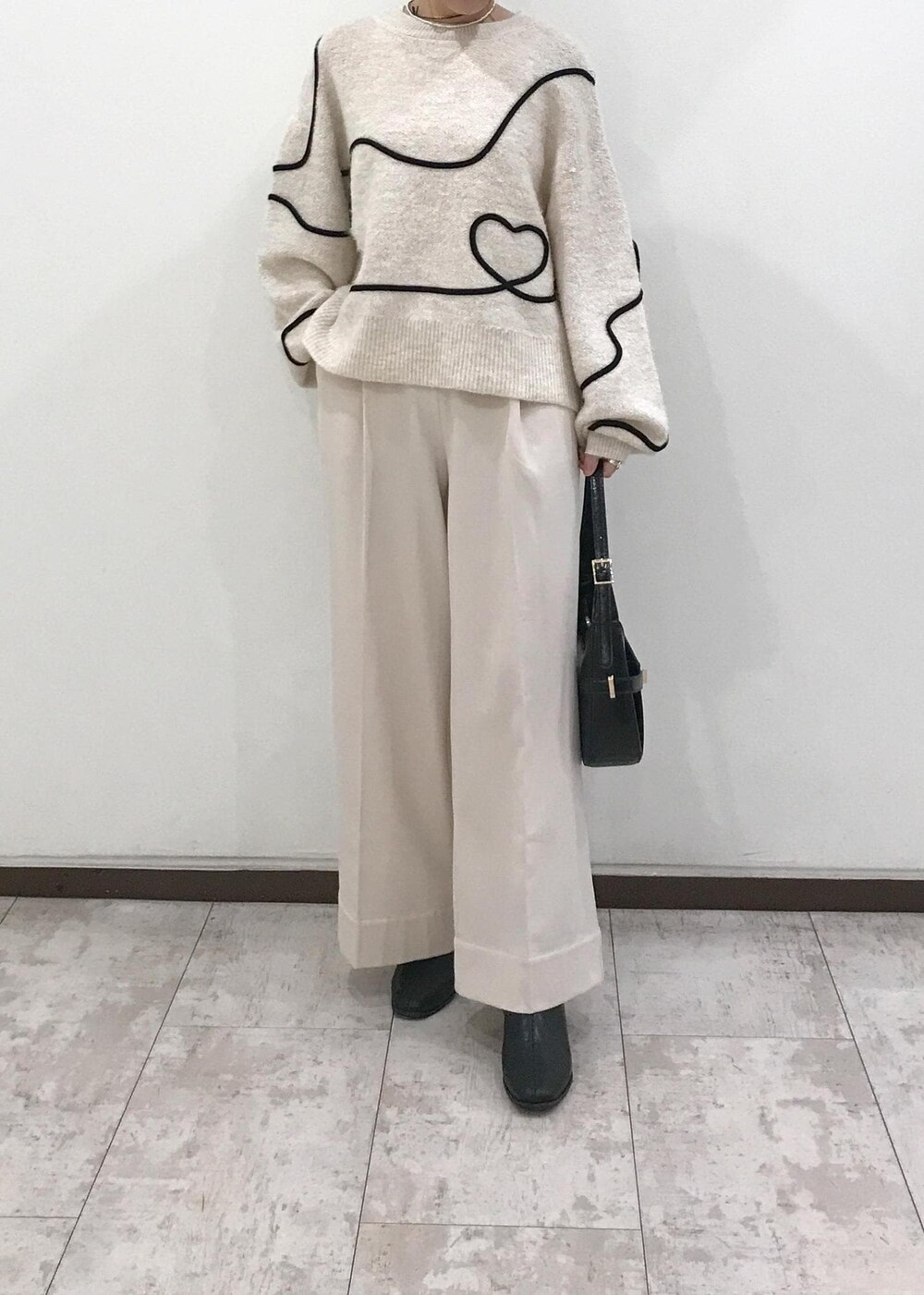 「きれいめカジュアル、忘年会、ホワイトコーデ、ニット、ワイドパンツ、ワンハンドルバッグ、ショートブーツ、リボン、パール、ボア、ホワイト、ブラック、ブラウン、秋コーデ、初冬コーデ」｜「VISのオーバルメタルフープピアス（ピアス（両耳用）、ゴールド系）」を使った、はっちゃんさん（レディース・159cm）の冬コーディネートの9枚目の写真