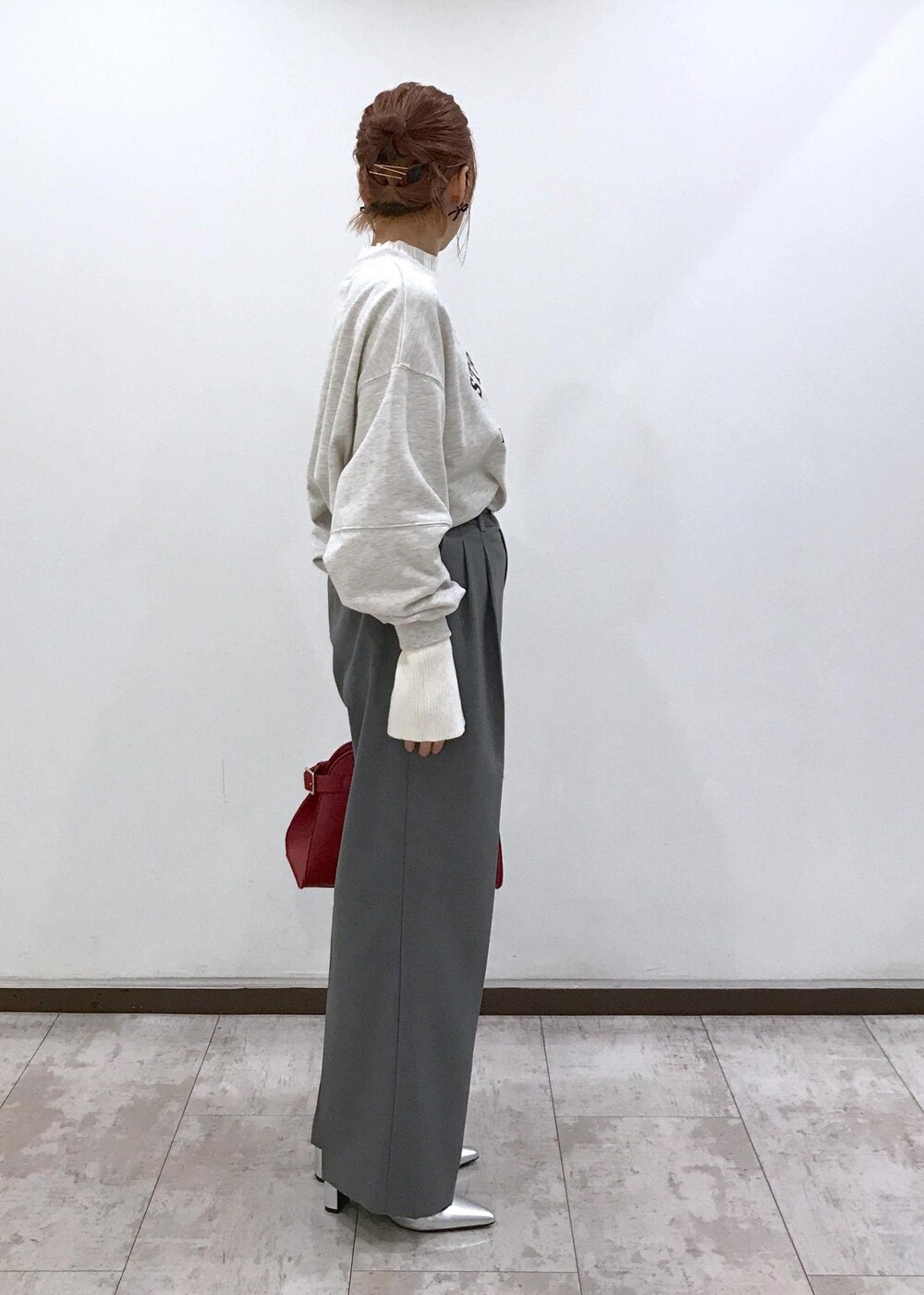 「シルバー、ロングブーツ、ホワイト、プルオーバー、長袖、レッド、クルーネック、プリント、ハイネック、グレー、ワイド、十分丈、ハイウエスト、タック、ストレート」｜「VISのビーズリボンピアス（ピアス（両耳用）、ブラック系）」を使った、はっちゃんさん（レディース・159cm）の秋コーディネートの5枚目の写真