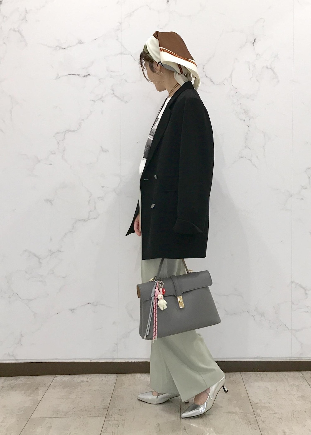 「きれいめカジュアル、スカーフスタイリング、スカーフアレンジ、BVV35010、ライトアウター、Wshoes&bag_pickup、初春コーデ、春コーデ、お仕事コーデ、デートコーデ、お出かけコーデ、旅行コーデ、女子会コーデ、大人カジュアル、パンツスタイル」｜「VISの【美easy】ウーリッシュWブレストテーラードジャケット【洗える】（テーラードジャケット、ブラック系）」を使った、はっちゃんさん（レディース・159cm）の冬コーディネートの2枚目の写真