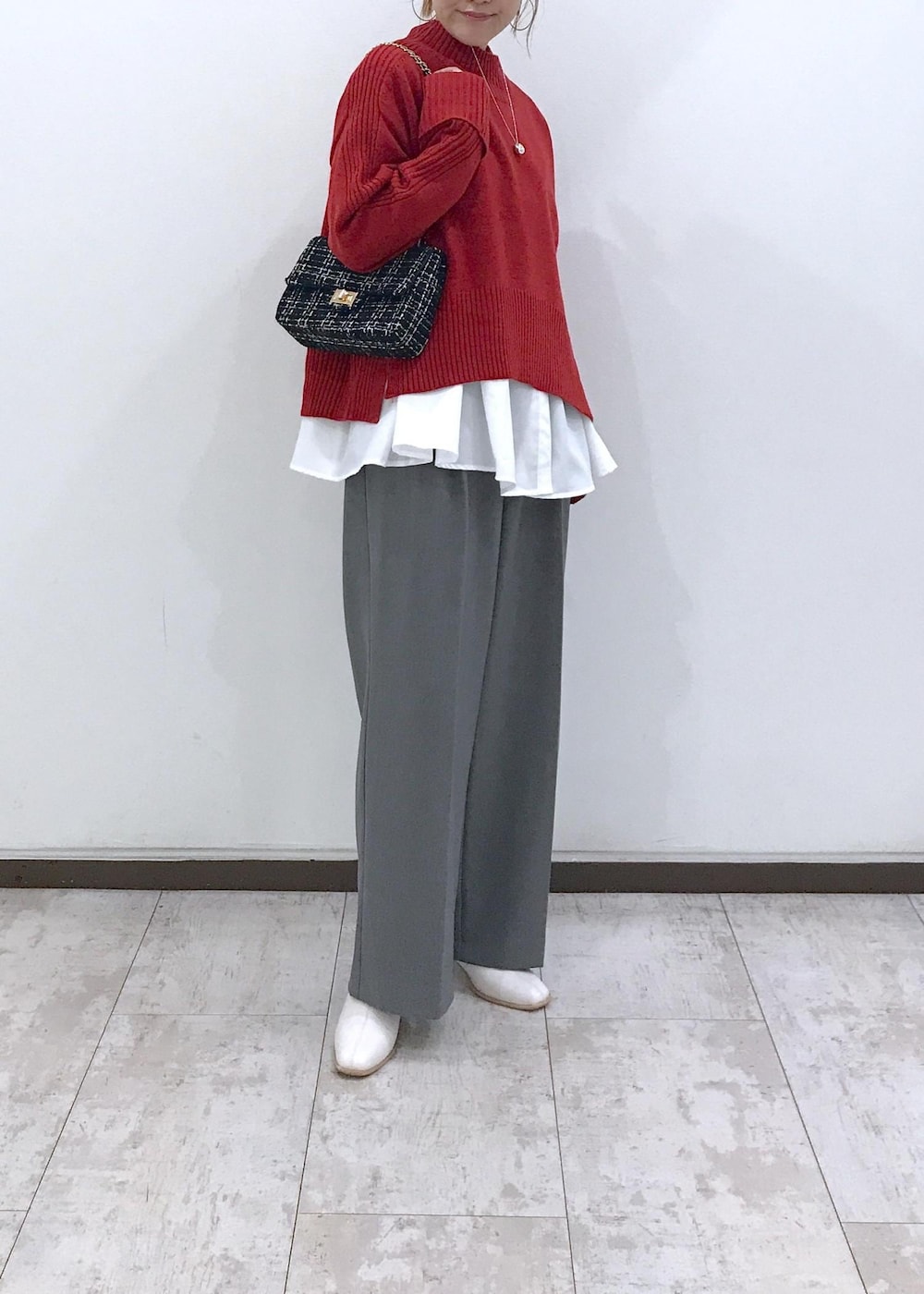 ホワイト系のブーツ、ホワイト系のシャツ/ブラウス、レッド系のニット/セーターを着用したレディースの秋コーディネートの6枚目の写真