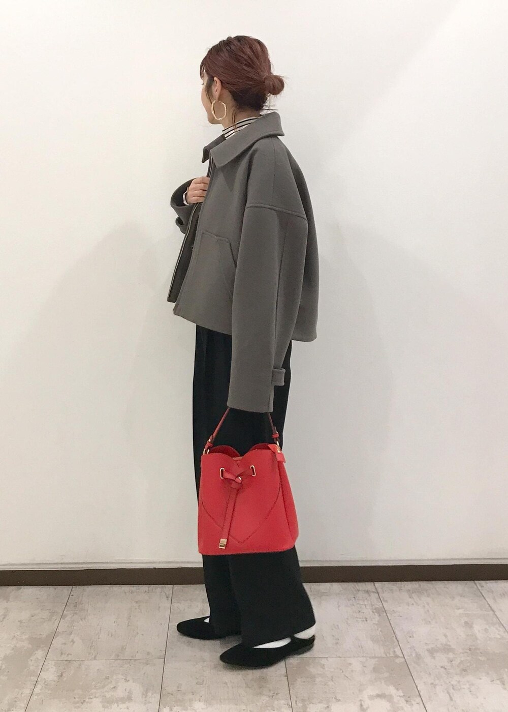 「きれいめカジュアル、ホワイト、ボーダー、ブラック、レッド、ブラウン、VIS_TIMESALE、赤、レイヤードスタイル、タートルネック、秋コーデ、初冬コーデ、冬コーデ、お仕事コーデ、デートコーデ」｜「VISのオーバルメタルフープピアス（ピアス（両耳用）、ゴールド系）」を使った、はっちゃんさん（レディース・159cm）の冬コーディネートの2枚目の写真