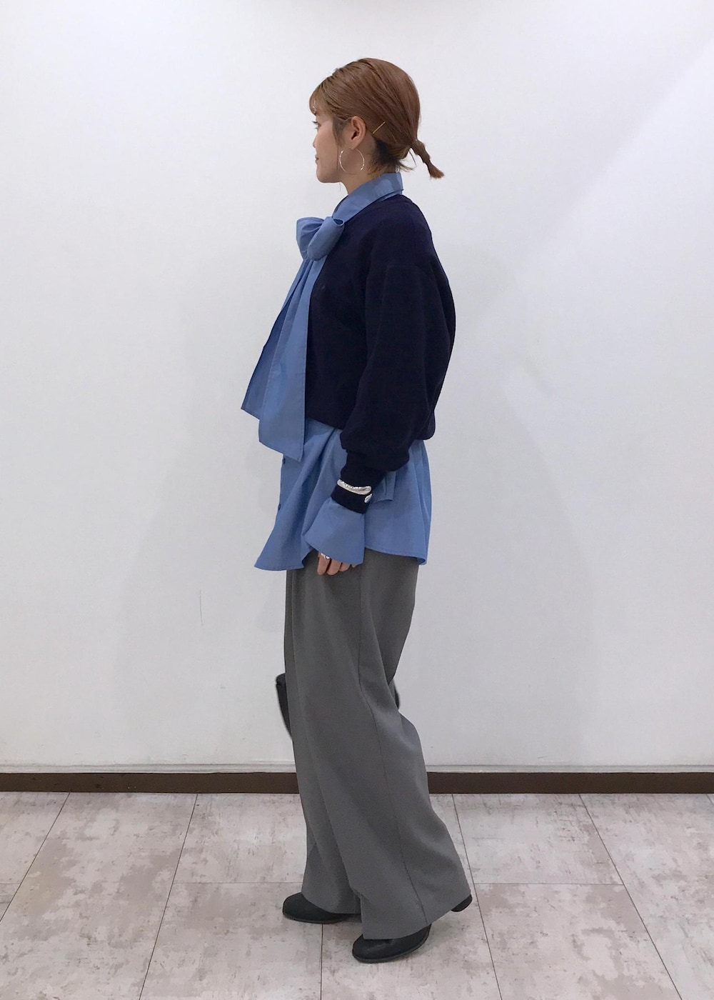 「ボウタイ、ボウタイブラウス、ロゴニット、ニット、ロゴ、ブラウス、ショートブーツ、キルティングバッグ、キルティング、ブルー、ネイビー、グレー、ブラック、シルバー、初秋コーデ」｜「VISのチェーンショルダーキルティングバッグ（ショルダーバッグ、ブラック系）」を使った、はっちゃんさん（レディース・159cm）の秋コーディネートの2枚目の写真