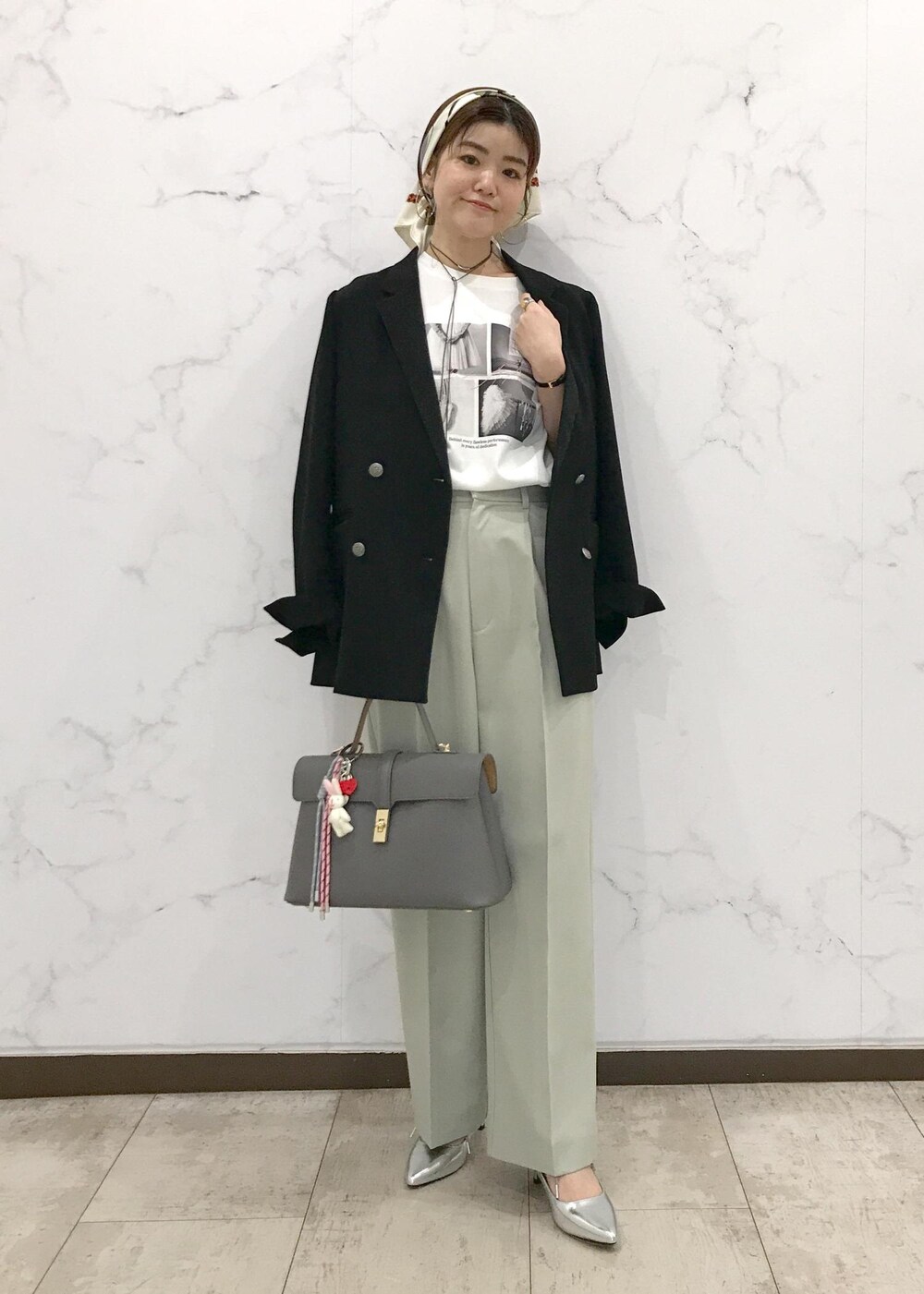 「きれいめカジュアル、スカーフスタイリング、スカーフアレンジ、BVV35010、ライトアウター、Wshoes&bag_pickup、初春コーデ、春コーデ、お仕事コーデ、デートコーデ、お出かけコーデ、旅行コーデ、女子会コーデ、大人カジュアル、パンツスタイル」｜「VISの【美easy】ウーリッシュWブレストテーラードジャケット【洗える】（テーラードジャケット、ブラック系）」を使った、はっちゃんさん（レディース・159cm）の冬コーディネートの6枚目の写真