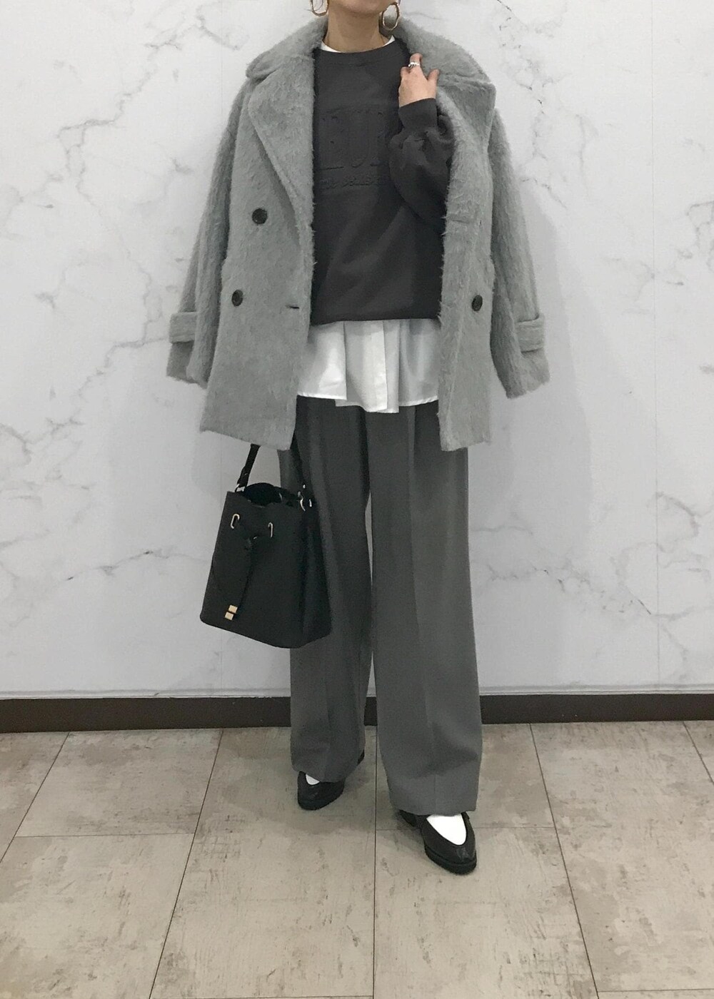 「きれいめカジュアル、モノトーン、ワントーン、初冬コーデ、冬コーデ、お出かけコーデ、旅行コーデ、女子会コーデ、大人カジュアル、レイヤード、パンツスタイル、体型カバー、ワントーンコーデ、モノトーンコーデ、カジュアルコーデ」｜「Juzeの【HARUTA】ポインテッドトゥローファー【抗菌防臭】（ローファー、ブラック系）」を使った、はっちゃんさん（レディース・159cm）の冬コーディネートの6枚目の写真