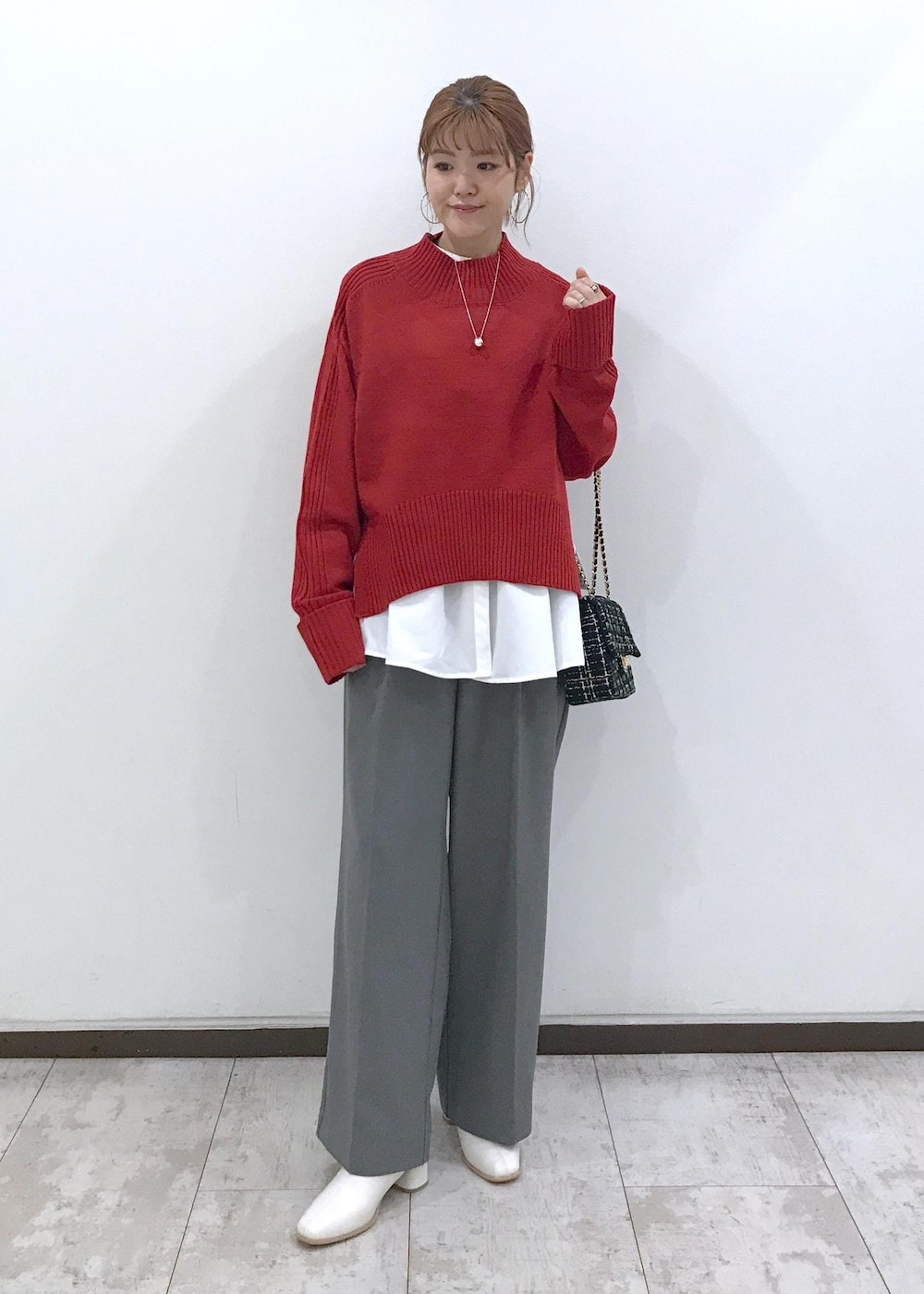 ホワイト系のブーツ、ホワイト系のシャツ/ブラウス、レッド系のニット/セーターを着用したレディースの秋コーディネートの2枚目の写真