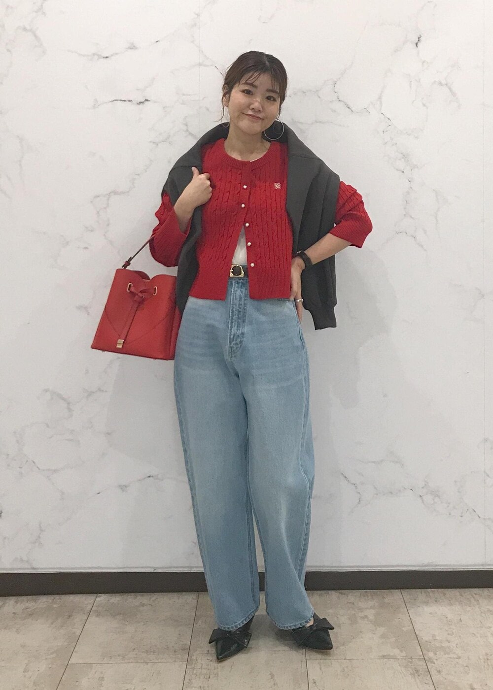「きれいめカジュアル、デニム、スウェット、カーディガン、初春コーデ、秋コーデ、冬コーデ、お仕事コーデ、大人カジュアル、旅行、女子会、おでかけコーデ、デートコーデ、デニムパンツ、赤」｜「Juzeの【ご好評につき追加生産】ビッグリボンパンプス（パンプス、ブラック系）」を使った、はっちゃんさん（レディース・159cm）の冬コーディネートの2枚目の写真
