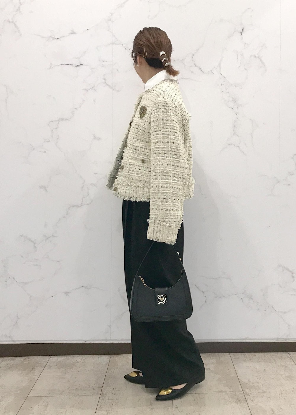 「セレモニー、ハレの日、初春コーデ、春コーデ、お仕事コーデ、セレモニーコーデ、卒業式コーデ、卒園式コーデ、入学式コーデ、入園式コーデ、パンツスタイル、体型カバー、ワントーンコーデ、モノトーンコーデ、シンプルコーデ」｜「VISの【新色追加】ハンドルリボンワンショルダーバッグ（ハンドバッグ、ブラック系）」を使った、はっちゃんさん（レディース・159cm）の冬コーディネートの2枚目の写真