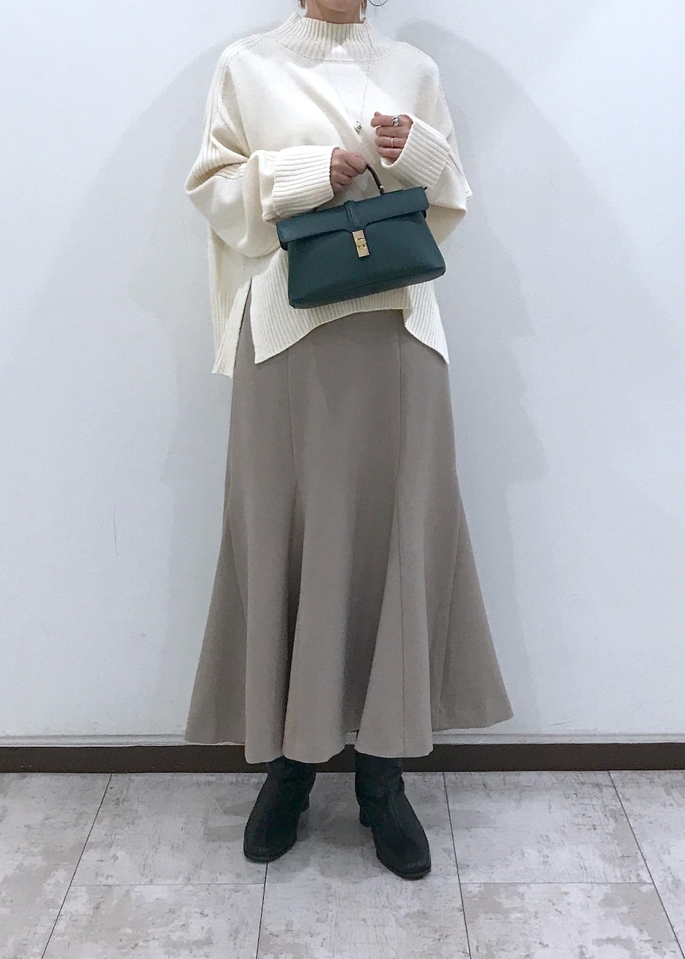 「ニット、サイドスリット、マーメイドスカート、ショートブーツ、ヒール、ミニバッグ、ワンハンドル、グリーン、ホワイト、ベージュ、ブラック、シルバー、初秋コーデ、秋コーデ、初冬コーデ」｜「VISのワンドロップペンダントネックレス（ネックレス、シルバー系）」を使った、はっちゃんさん（レディース・159cm）の秋コーディネートの10枚目の写真