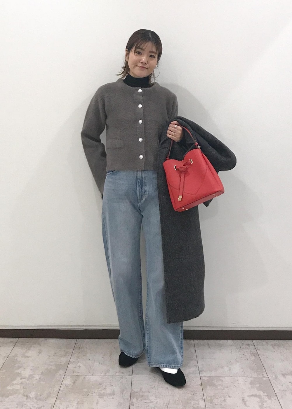 「コート、ロングコート、アウター、ニットカーディガン、ニット、タートルネック、レイヤードコーデ、デニム、ハートカットバッグ、秋コーデ、初冬コーデ、冬コーデ、お仕事コーデ、授業参観日コーデ、デートコーデ」｜「VISの袖フェザーシアータートルニット（ニット/セーター、ブラック系）」を使った、はっちゃんさん（レディース・159cm）の秋コーディネートの6枚目の写真