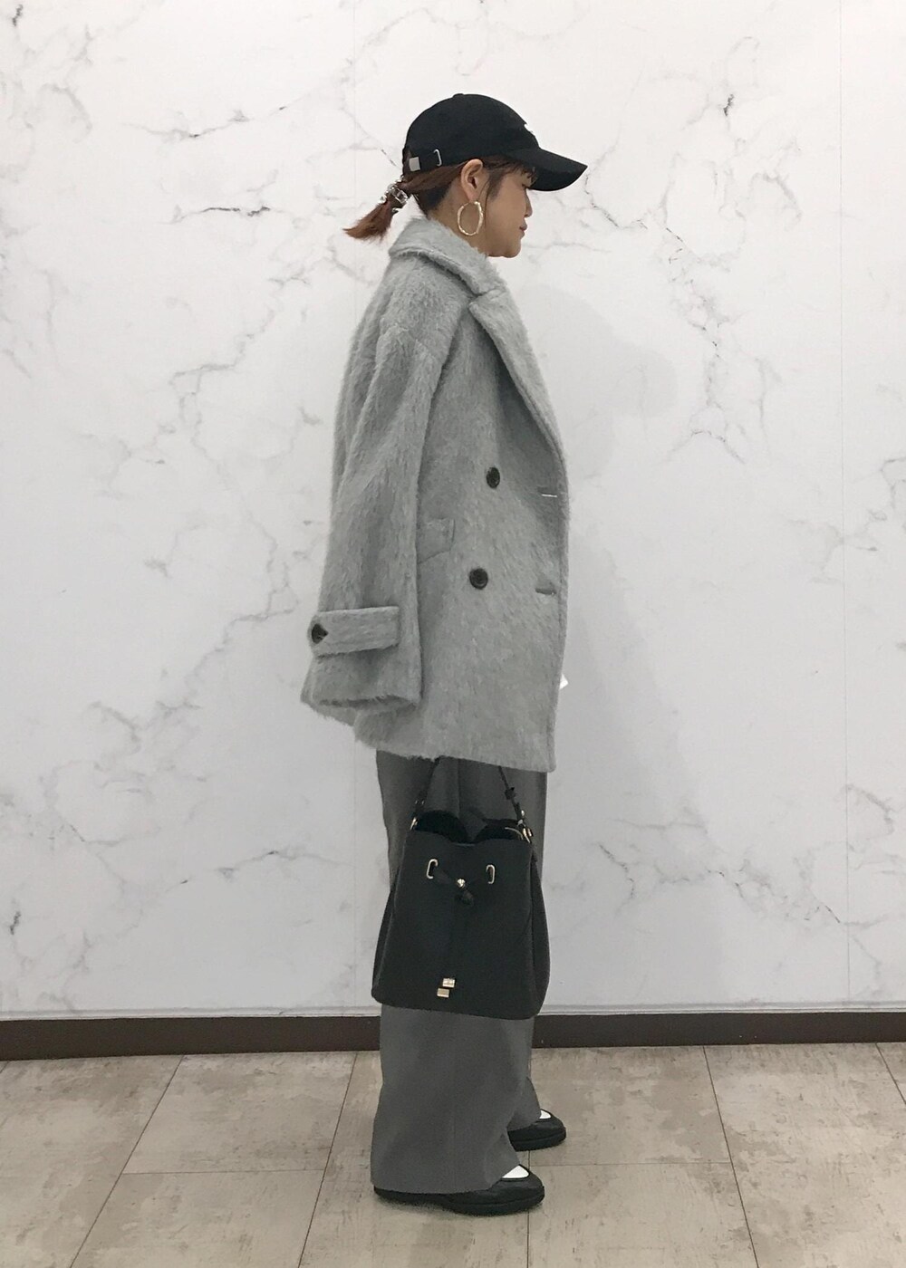 「きれいめカジュアル、モノトーン、ワントーン、初冬コーデ、冬コーデ、お出かけコーデ、旅行コーデ、女子会コーデ、大人カジュアル、レイヤード、パンツスタイル、体型カバー、ワントーンコーデ、モノトーンコーデ、カジュアルコーデ」｜「Juzeの【HARUTA】ポインテッドトゥローファー【抗菌防臭】（ローファー、ブラック系）」を使った、はっちゃんさん（レディース・159cm）の冬コーディネートの4枚目の写真