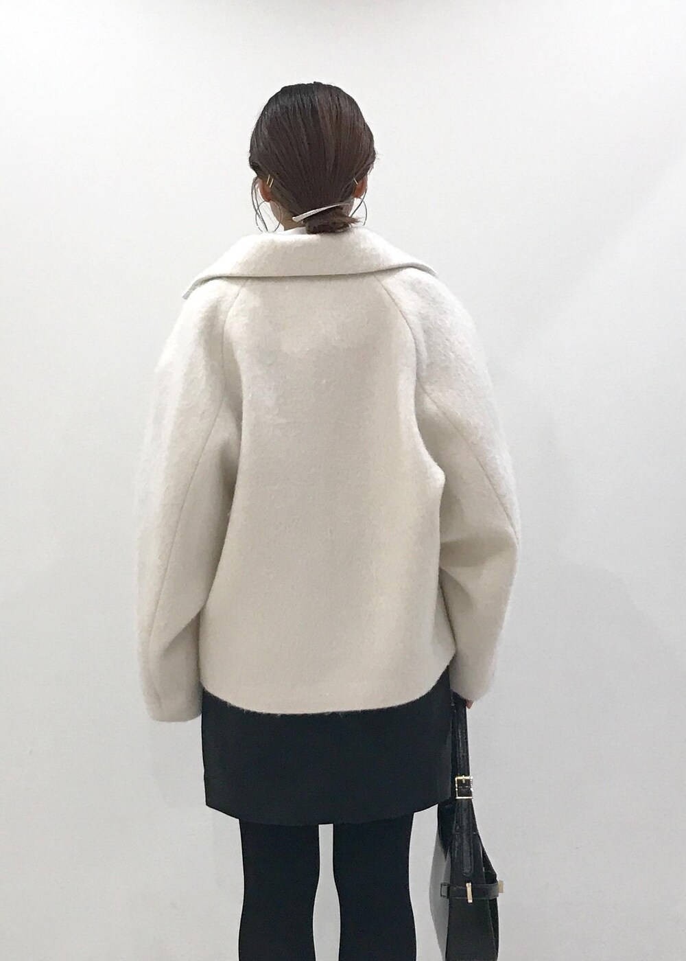 「コート、ショートコート、ロゴニット、ニット、ロゴ、シャーリングシャツ、ミニスカート、ワンハンドルバッグ、ショートブーツ、レイヤードコーデ、秋コーデ、初冬コーデ、冬コーデ、お仕事コーデ、デートコーデ」｜「Juzeのストレッチヒールショートブーツ（ブーツ、ブラック系）」を使った、はっちゃんさん（レディース・159cm）の冬コーディネートの5枚目の写真