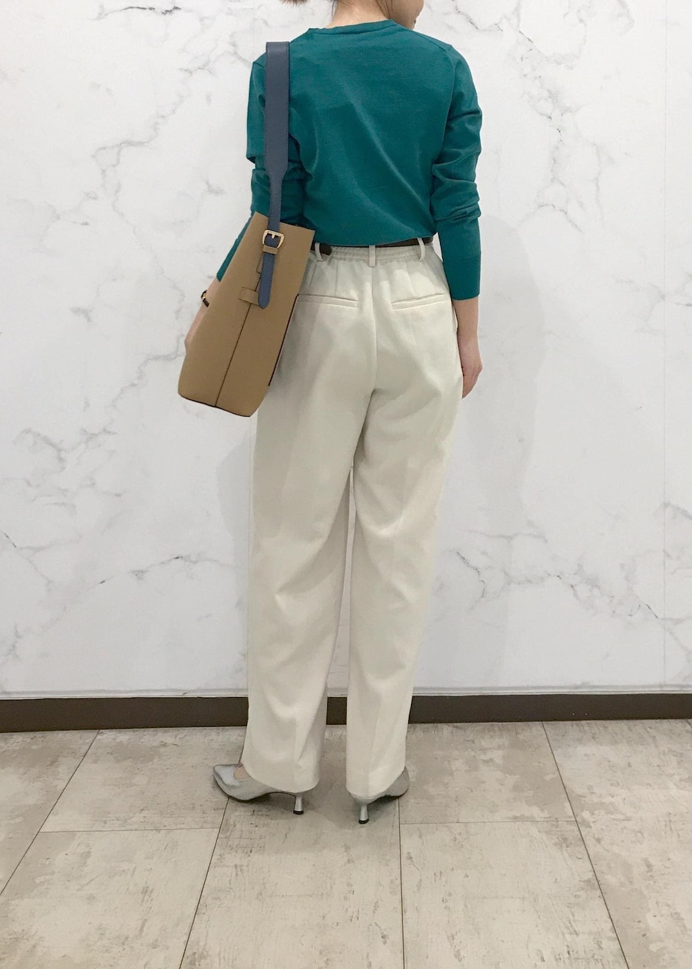「きれいめカジュアル、オフィスカジュアル、初春コーデ、春コーデ、お仕事コーデ、デートコーデ、お出かけコーデ、旅行コーデ、女子会コーデ、大人カジュアル、パンツスタイル、体型カバー、カジュアルコーデ、シンプルコーデ、きれいめコーデ」｜「VISの18mm幅ニュアンス変形ベルト（ベルト、ブラウン系）」を使った、はっちゃんさん（レディース・159cm）の冬コーディネートの3枚目の写真