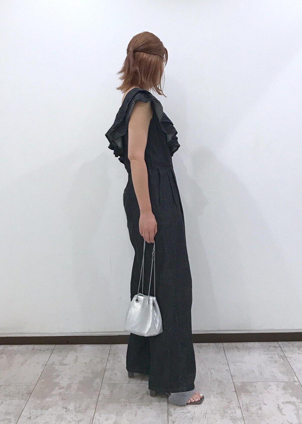 「アンサンブル、ファーサンダル、ミニバッグ、ブラック、デニム、ワイド、オールインワン、サンダル、初秋コーデ、デートコーデ、お出かけコーデ、旅行コーデ、大人カジュアル、パンツスタイル、体型カバー」｜「VISのメタルメッシュ巾着ショルダーバッグ（ショルダーバッグ、ゴールド系）」を使った、はっちゃんさん（レディース・159cm）の夏コーディネートの3枚目の写真
